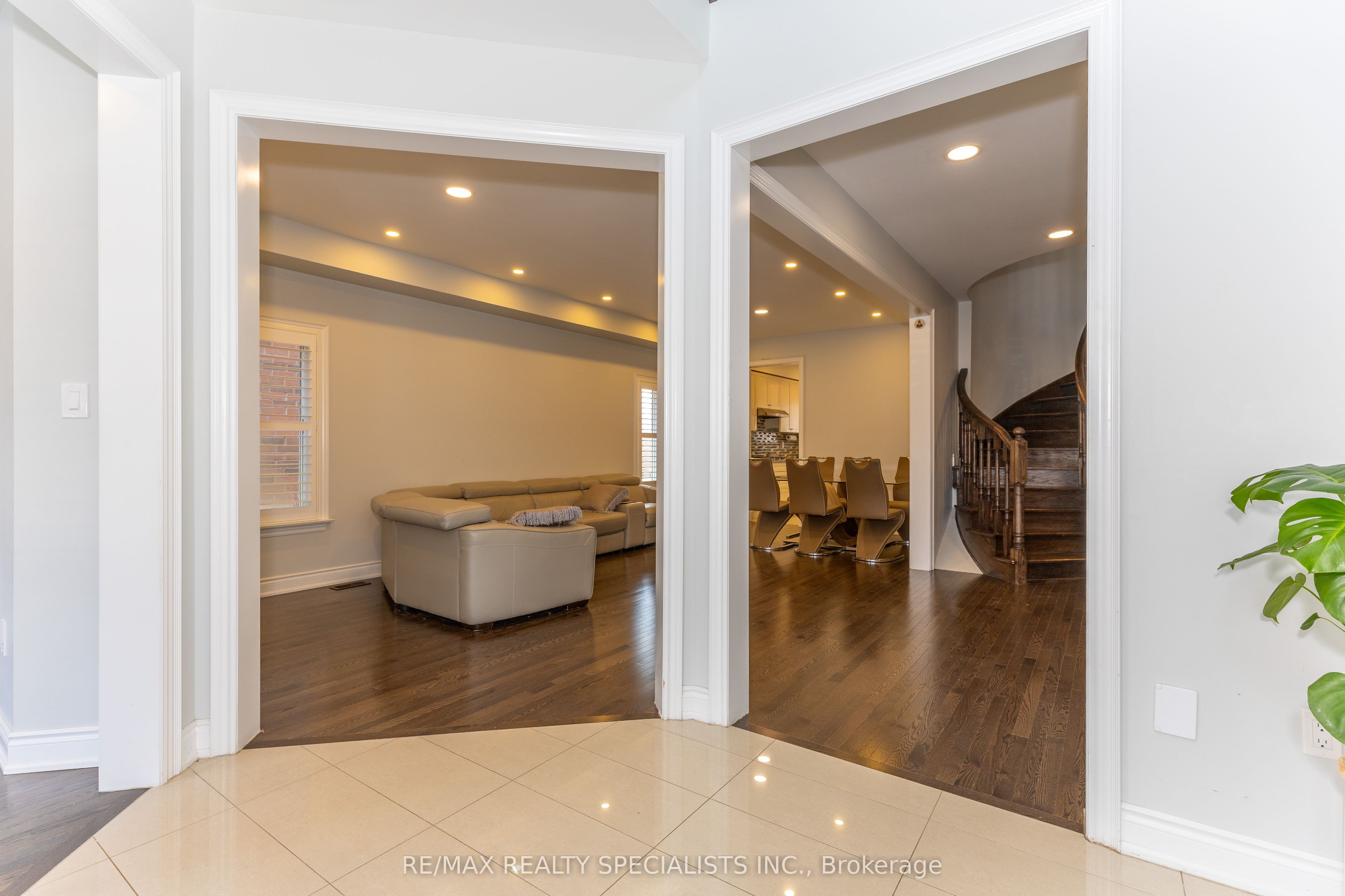 8 W. Dykie Court, Bradford West Gwillimbury, ON L3Z 0Y1 photo 4