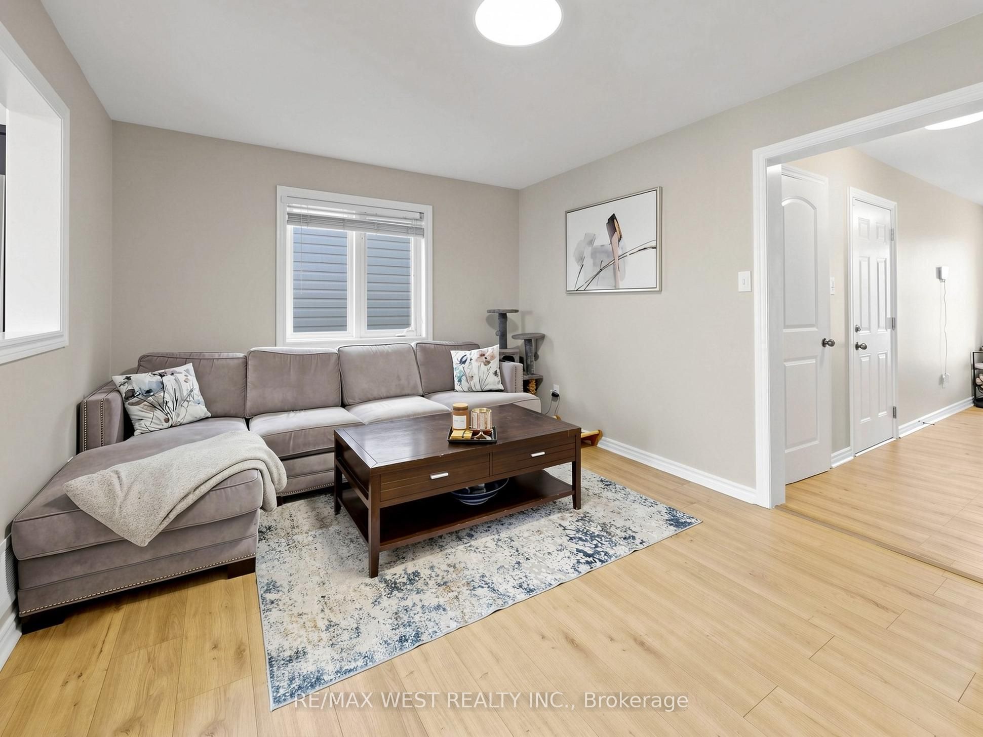 195 Banting Crescent, Essa, ON L0M 1B6 photo 3