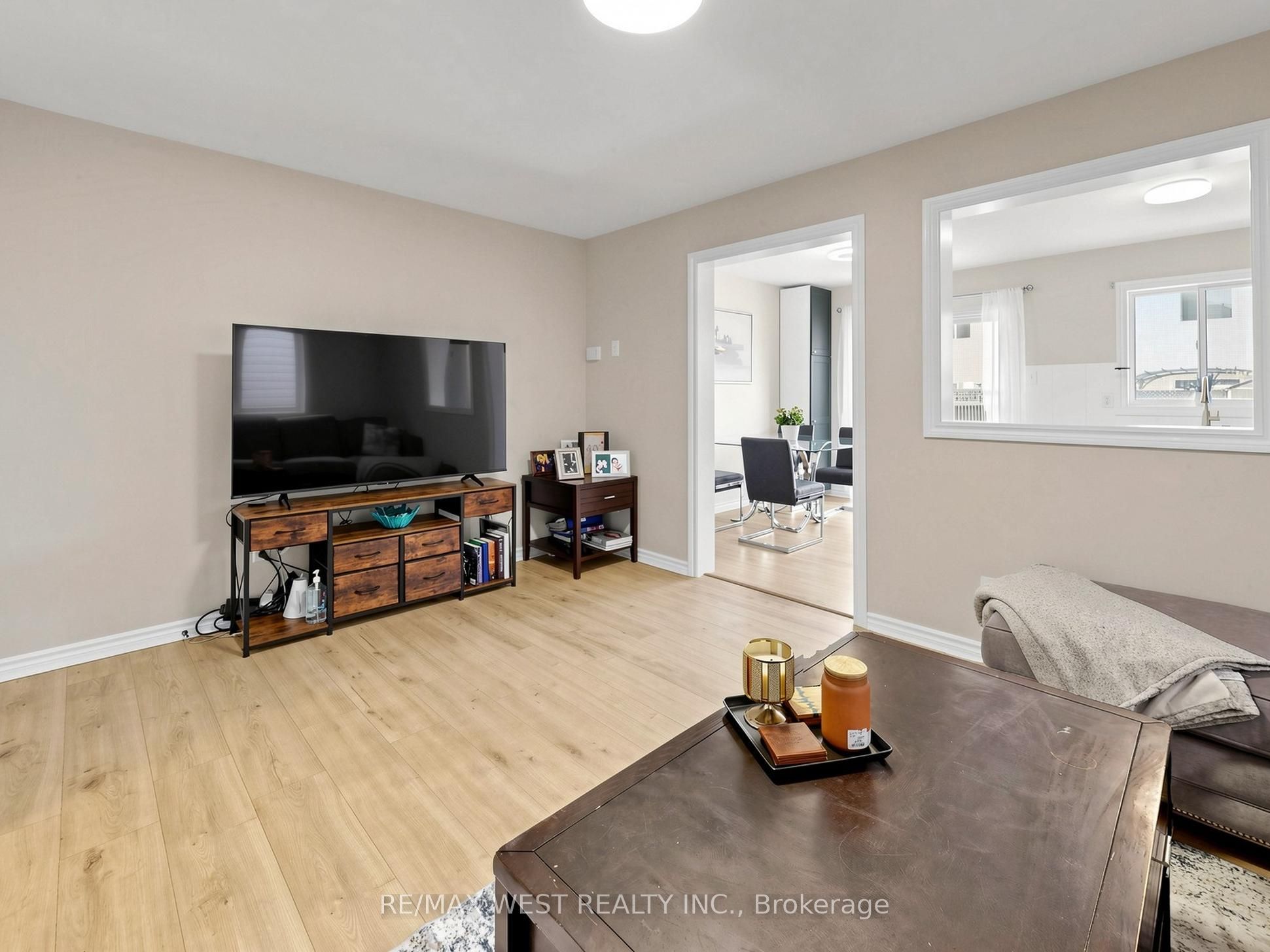 195 Banting Crescent, Essa, ON L0M 1B6 photo 4