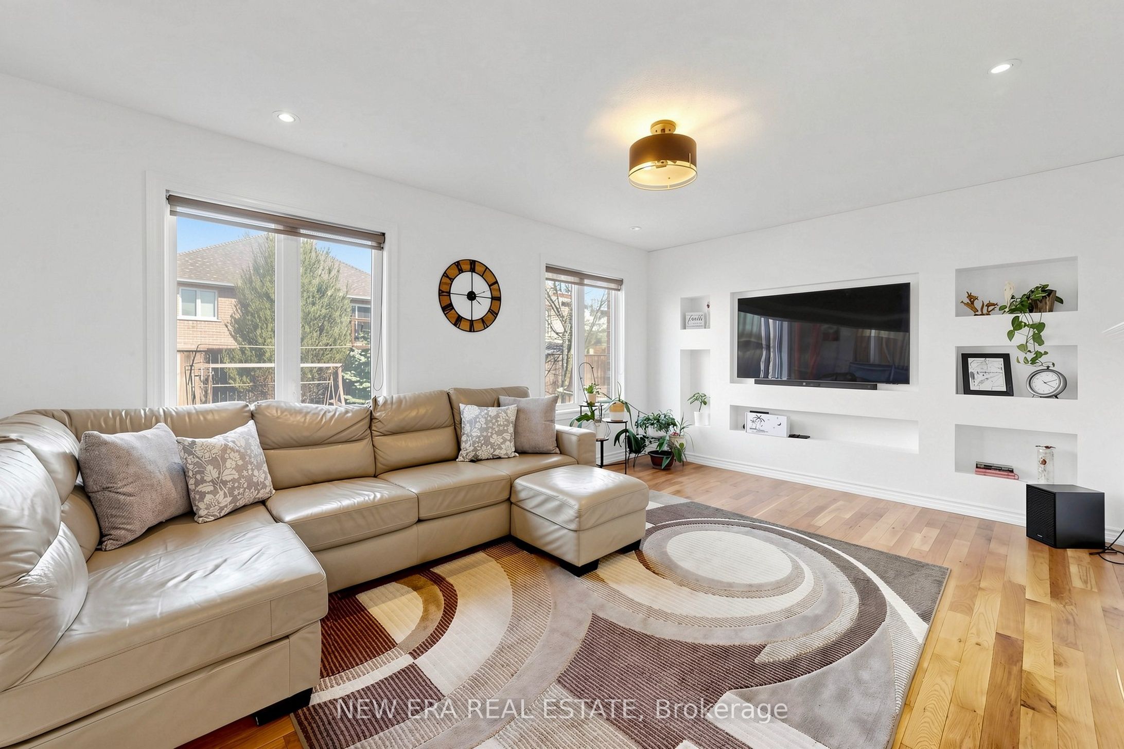 61 Orville Hand Court, Bradford West Gwillimbury, ON L3Z 0C2 photo 2