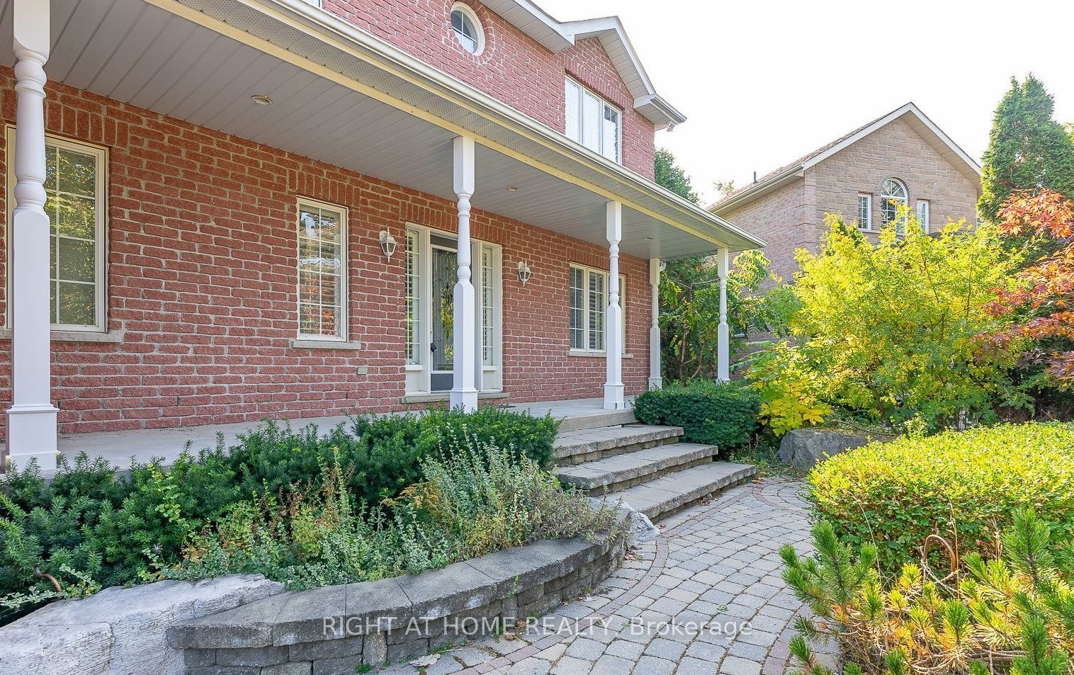 307 Sheridan Court, Newmarket, ON L3Y 8P9