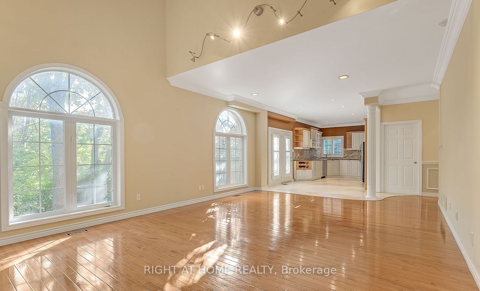 307 Sheridan Court, Newmarket, ON L3Y 8P9 photo 4