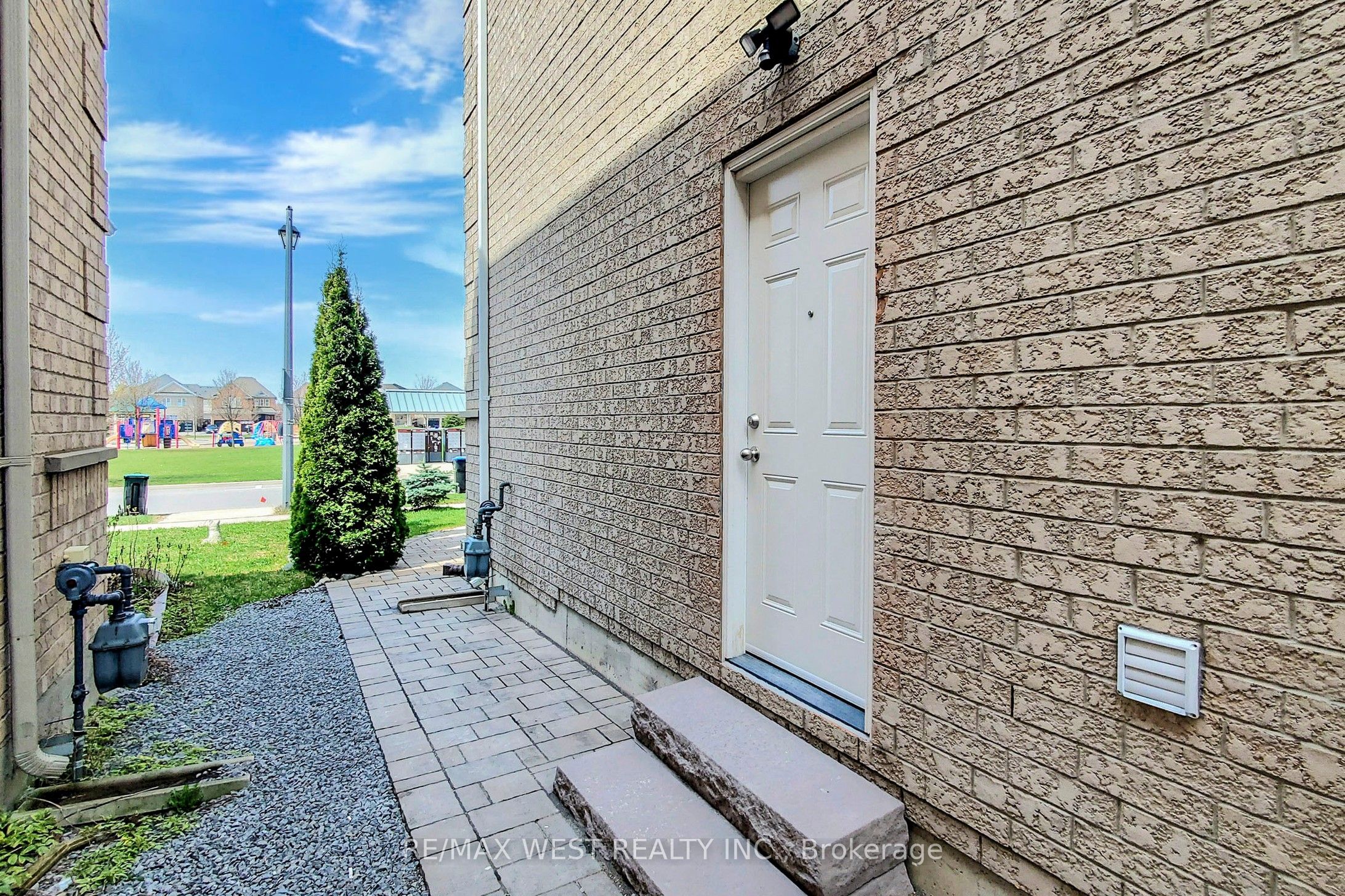 179 Summerlyn Trail Basement Apartment, Bradford West Gwillimbury, ON L3Z 0E2 photo 2