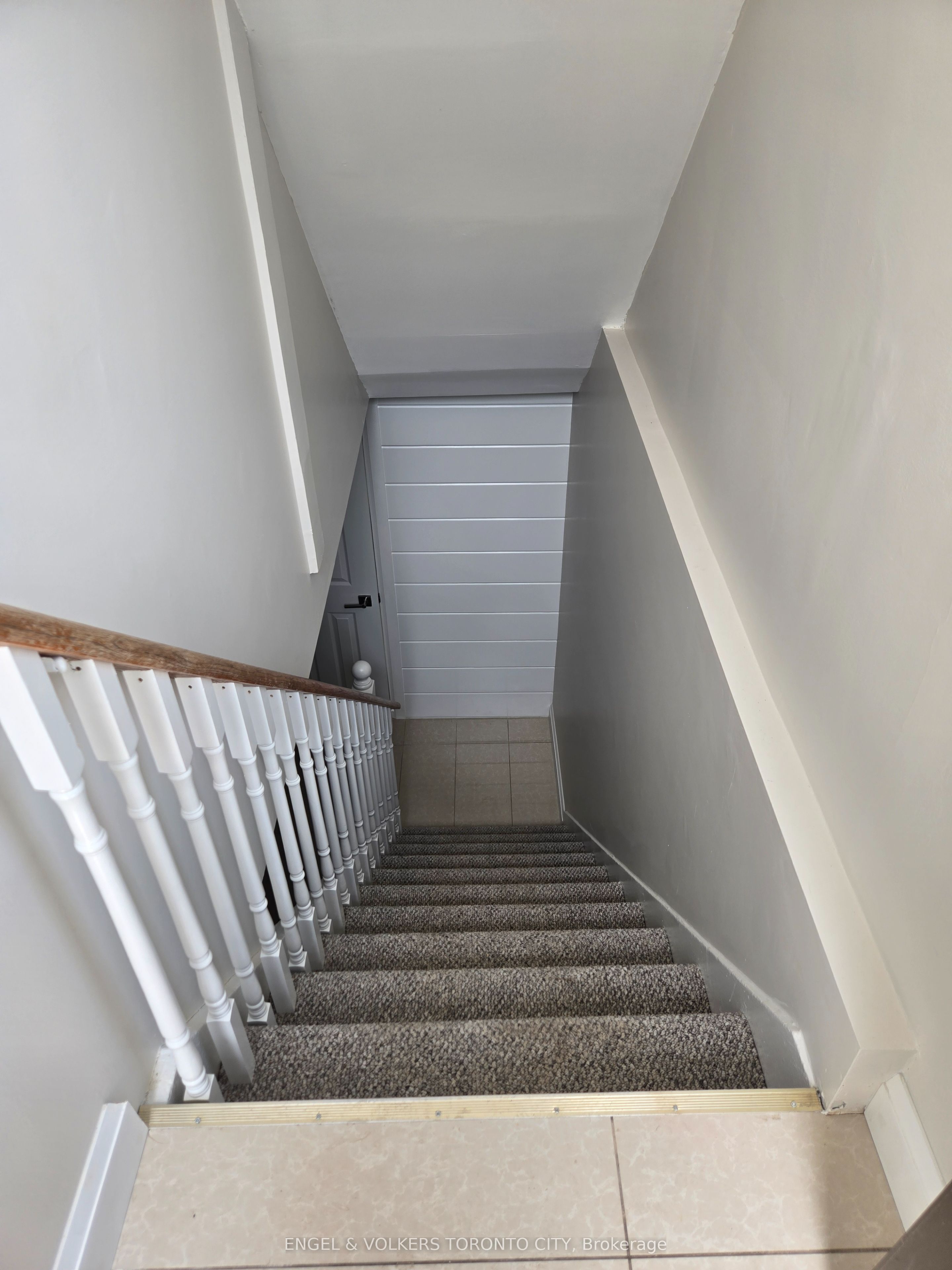 102 Crone Court B, Newmarket, ON L3Y 4N9 photo 2