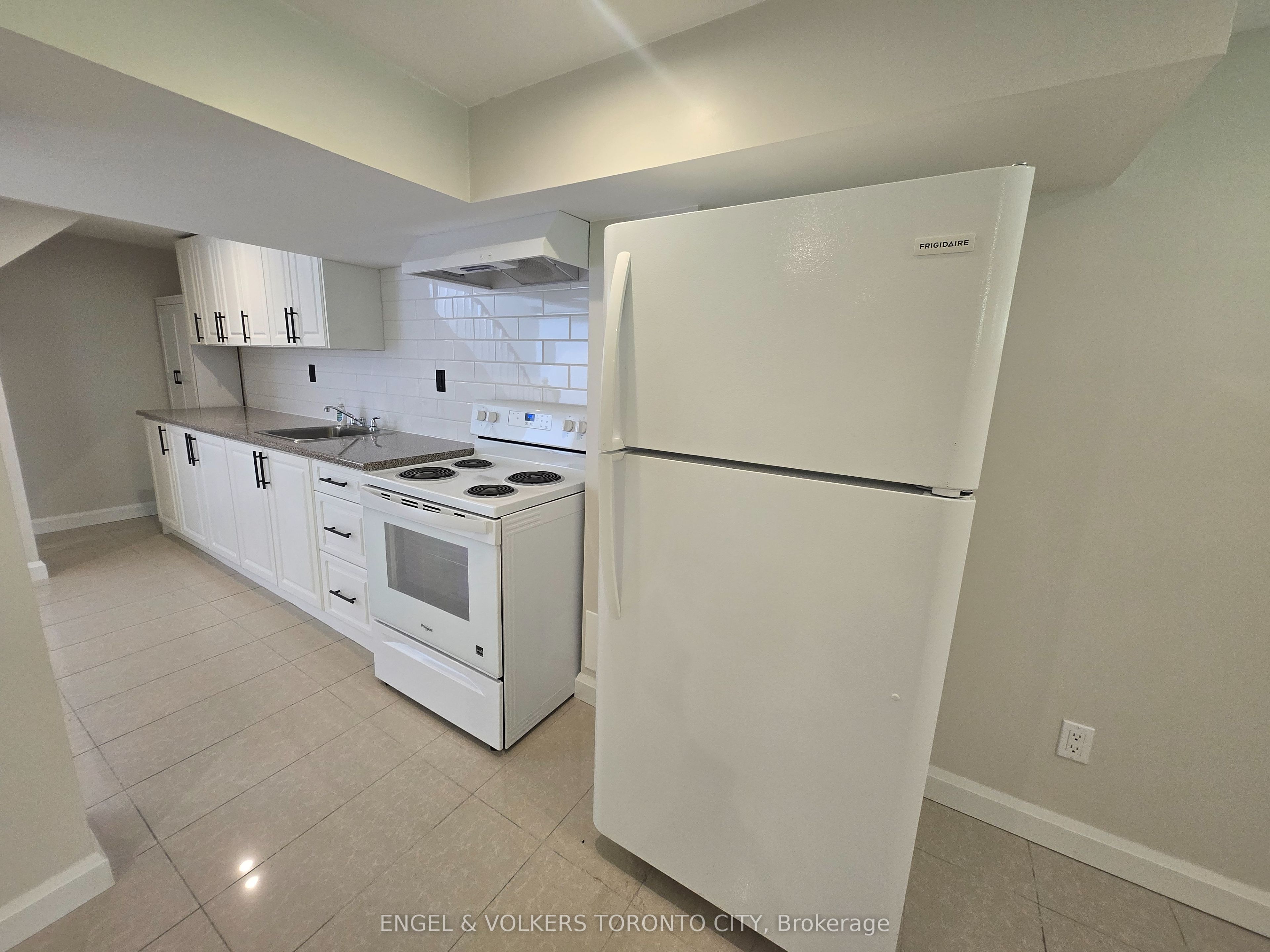 102 Crone Court B, Newmarket, ON L3Y 4N9 photo 3