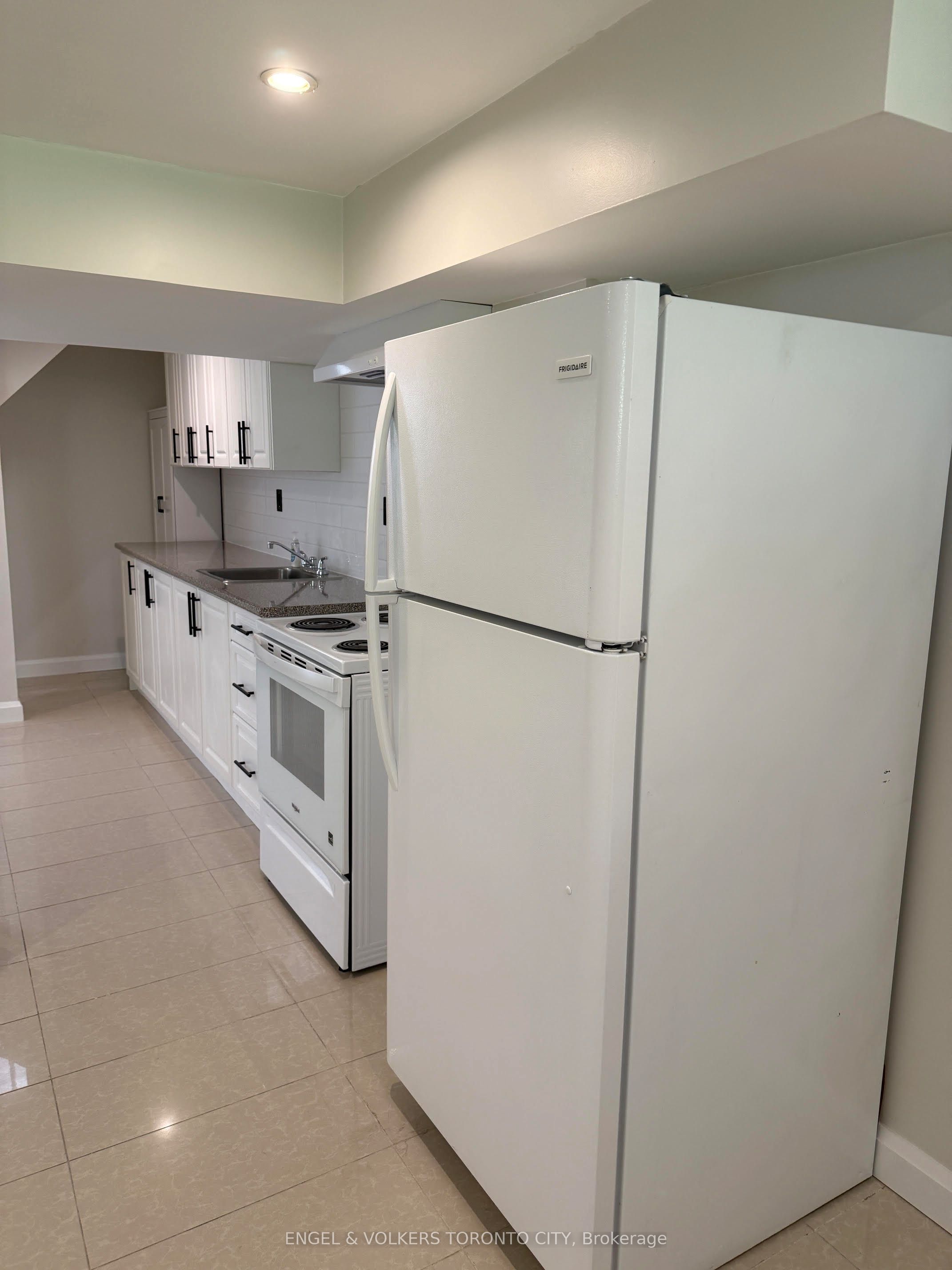 102 Crone Court B, Newmarket, ON L3Y 4N9 photo 4