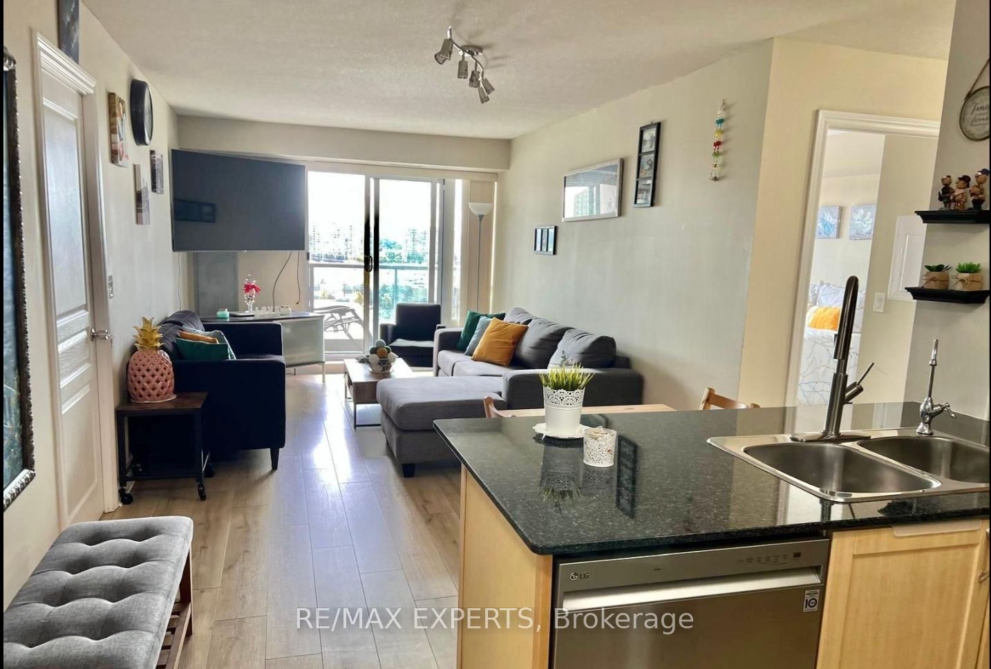 7 North Park Road 1012, Vaughan, ON L4J 0C9 photo 3