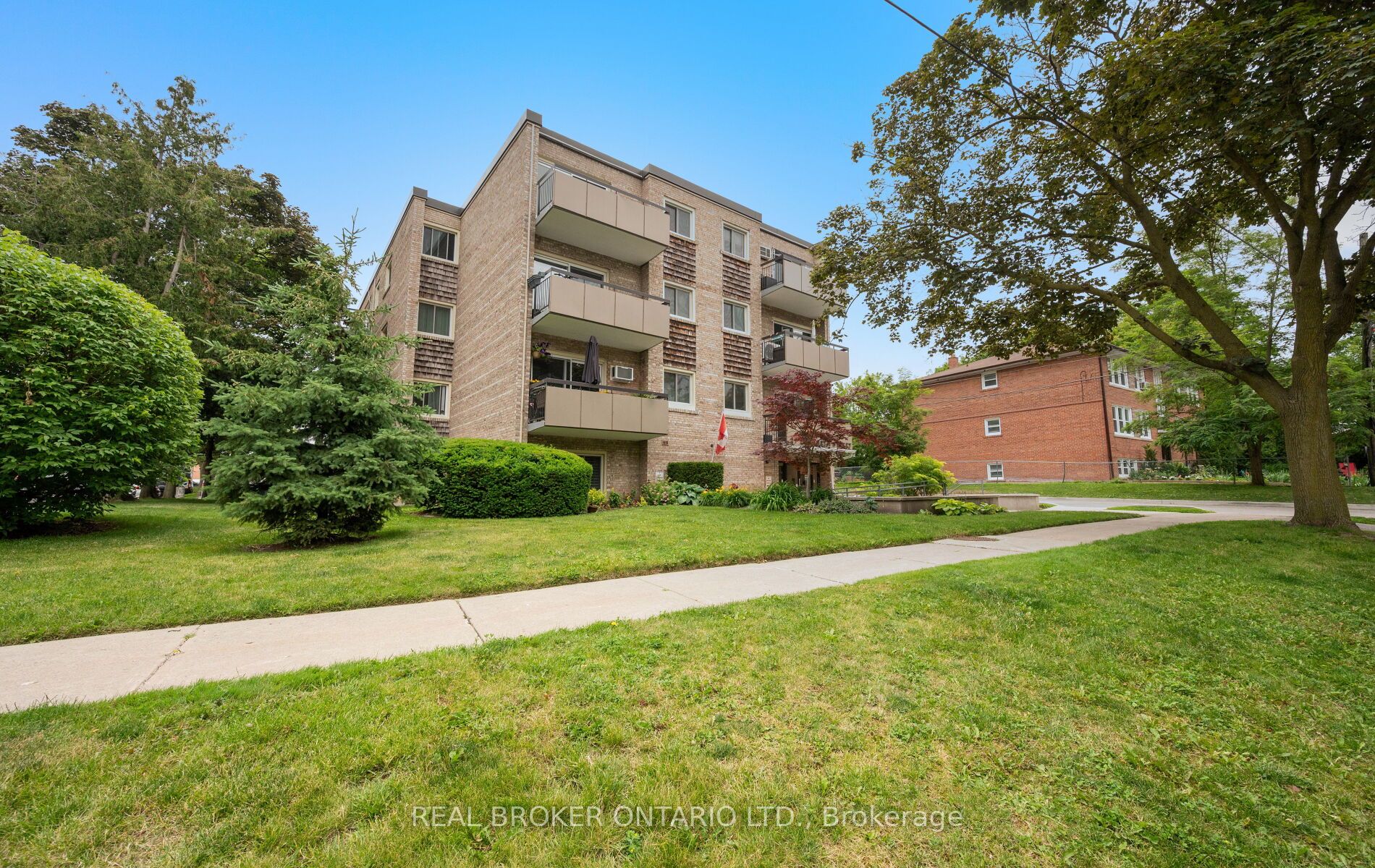 21 Elizabeth Street S 202, Richmond Hill, ON L4C 3V5