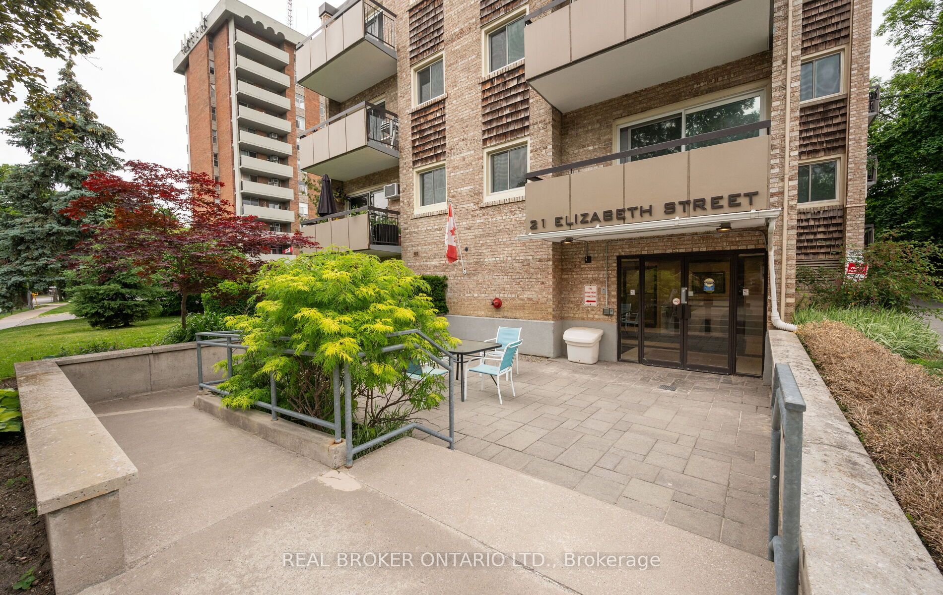 21 Elizabeth Street S 202, Richmond Hill, ON L4C 3V5 photo 2