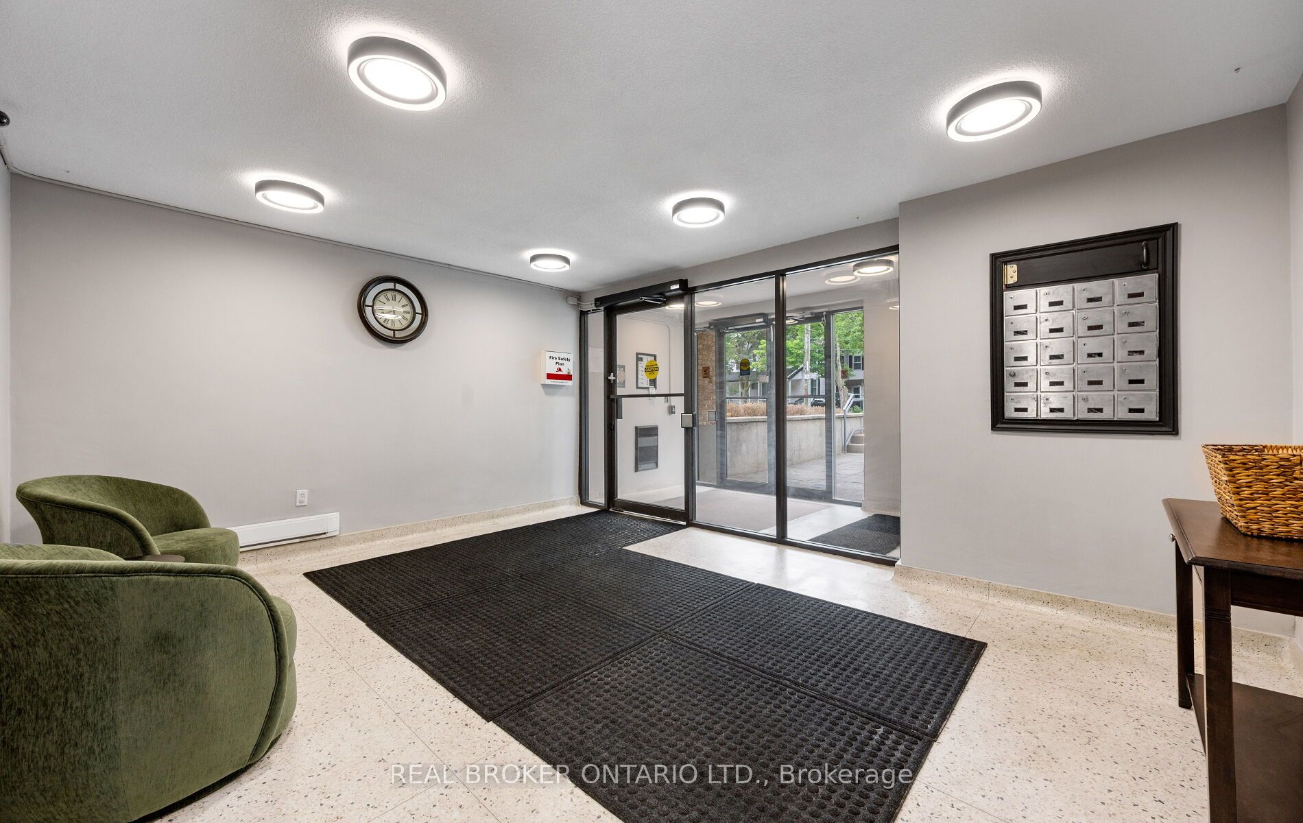 21 Elizabeth Street S 202, Richmond Hill, ON L4C 3V5 photo 4