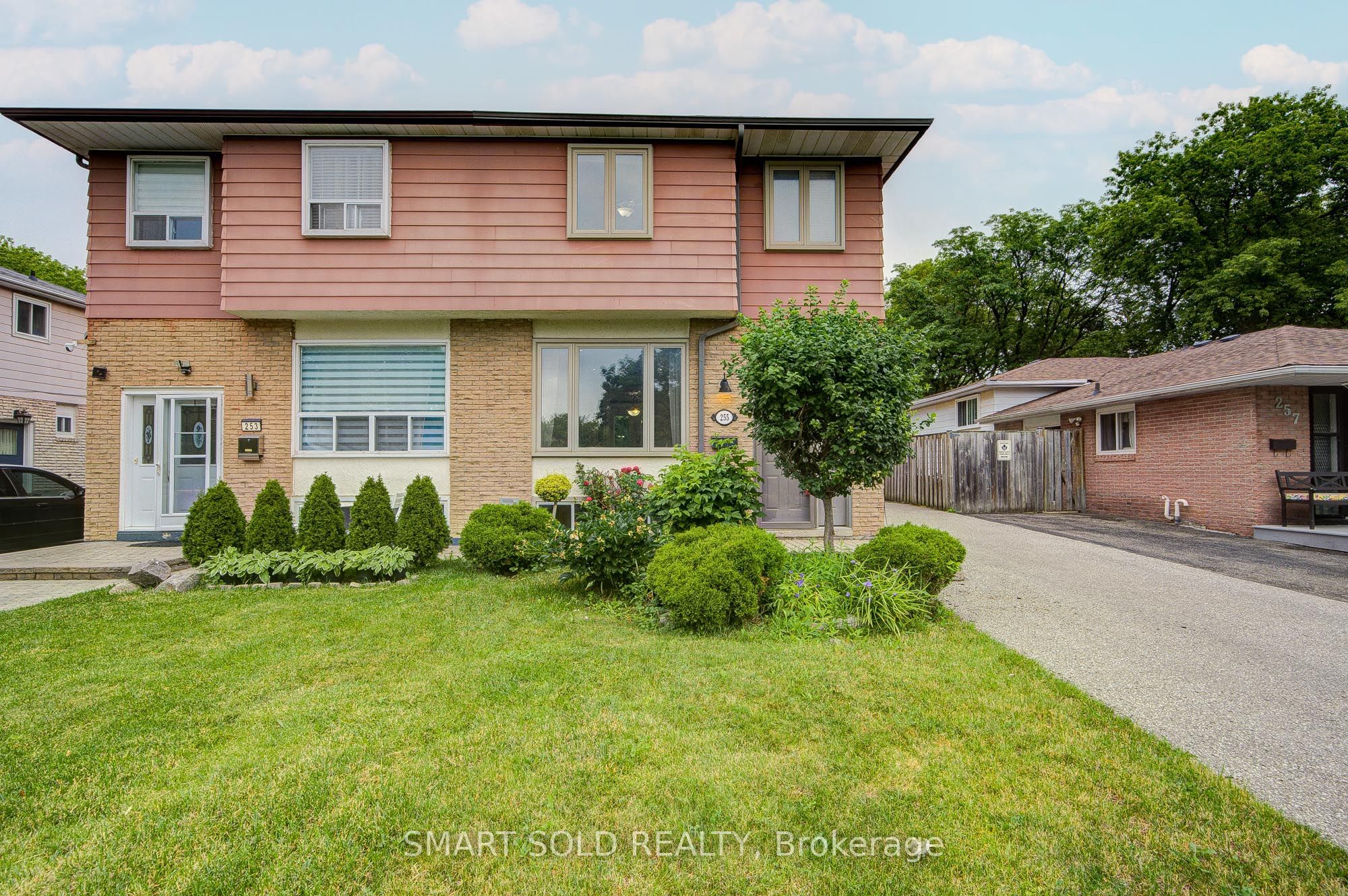 255 Cedar Avenue, Richmond Hill, ON L4C 2B3 photo 2