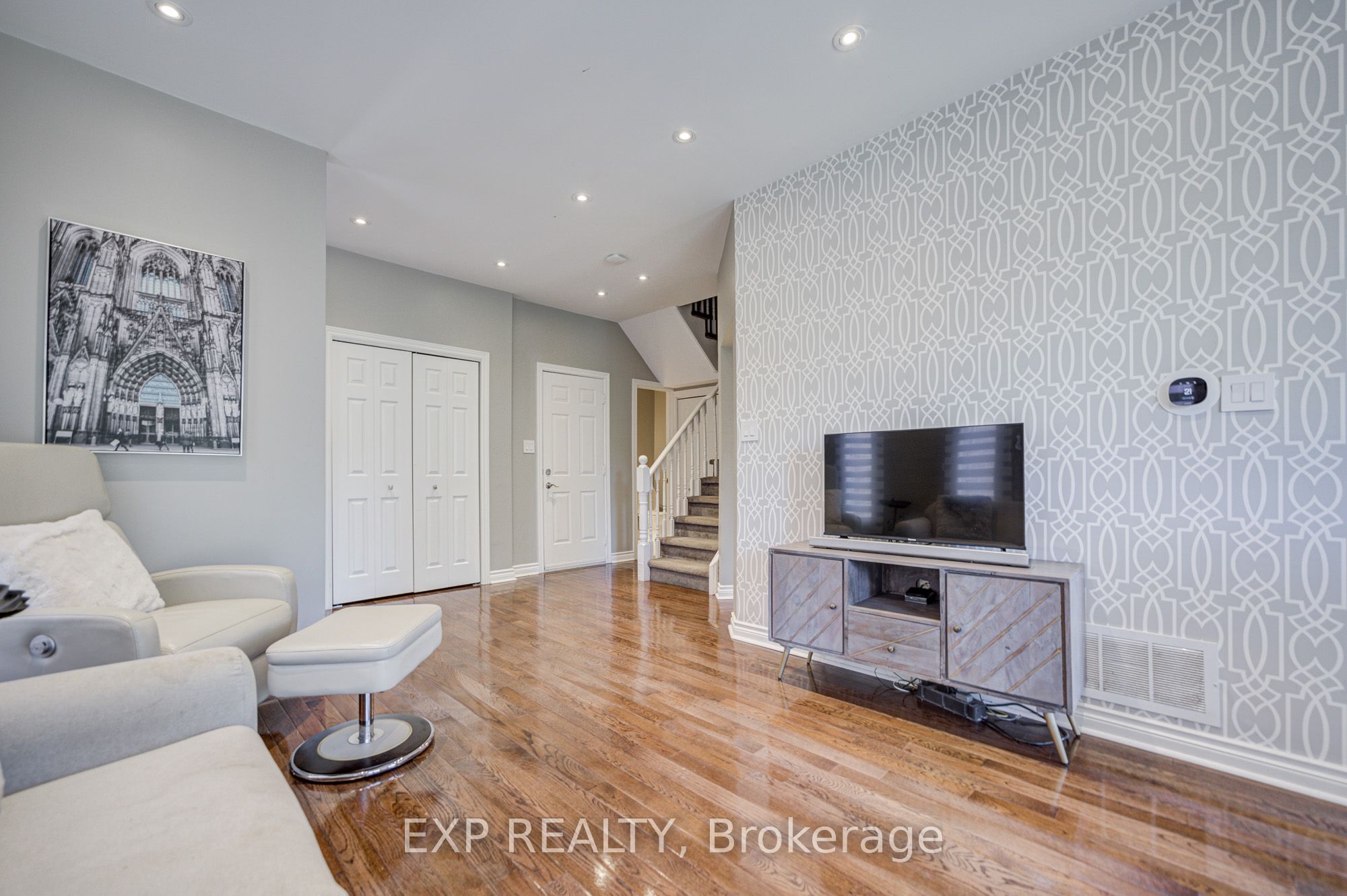 292 Sheridan Court, Newmarket, ON L3Y 8P9 photo 3