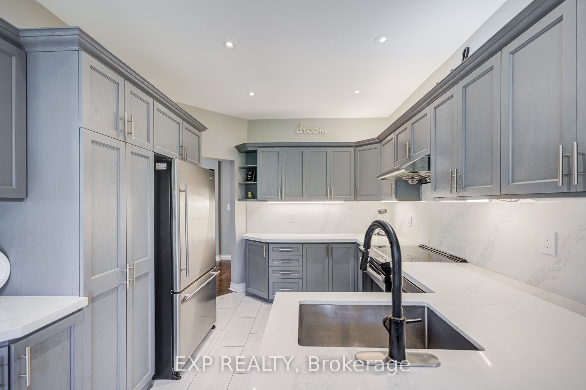 292 Sheridan Court, Newmarket, ON L3Y 8P9 photo 5