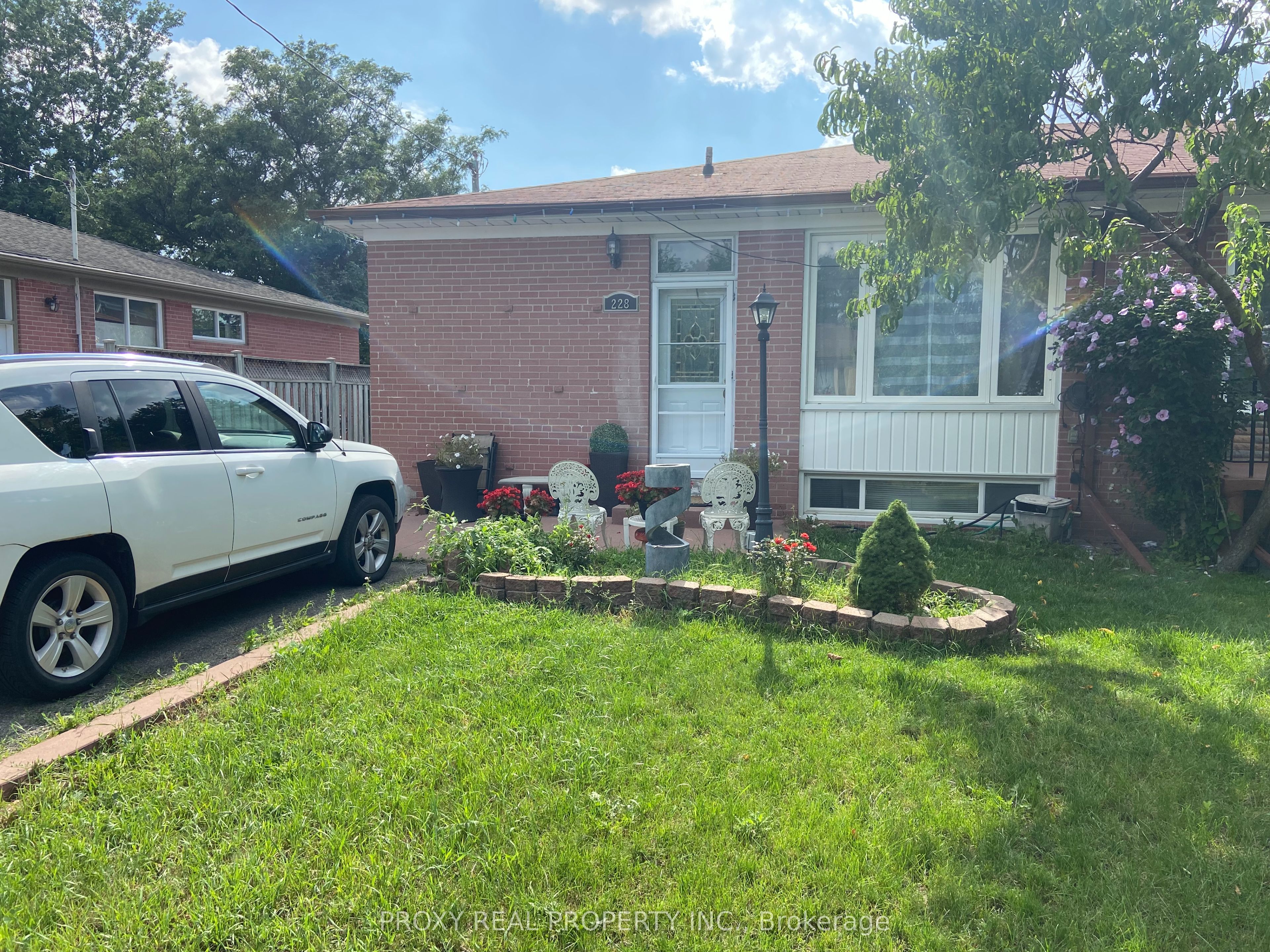 228 Anzac ( Lower Level) Road, Richmond Hill, ON L4C 3G8 photo 2