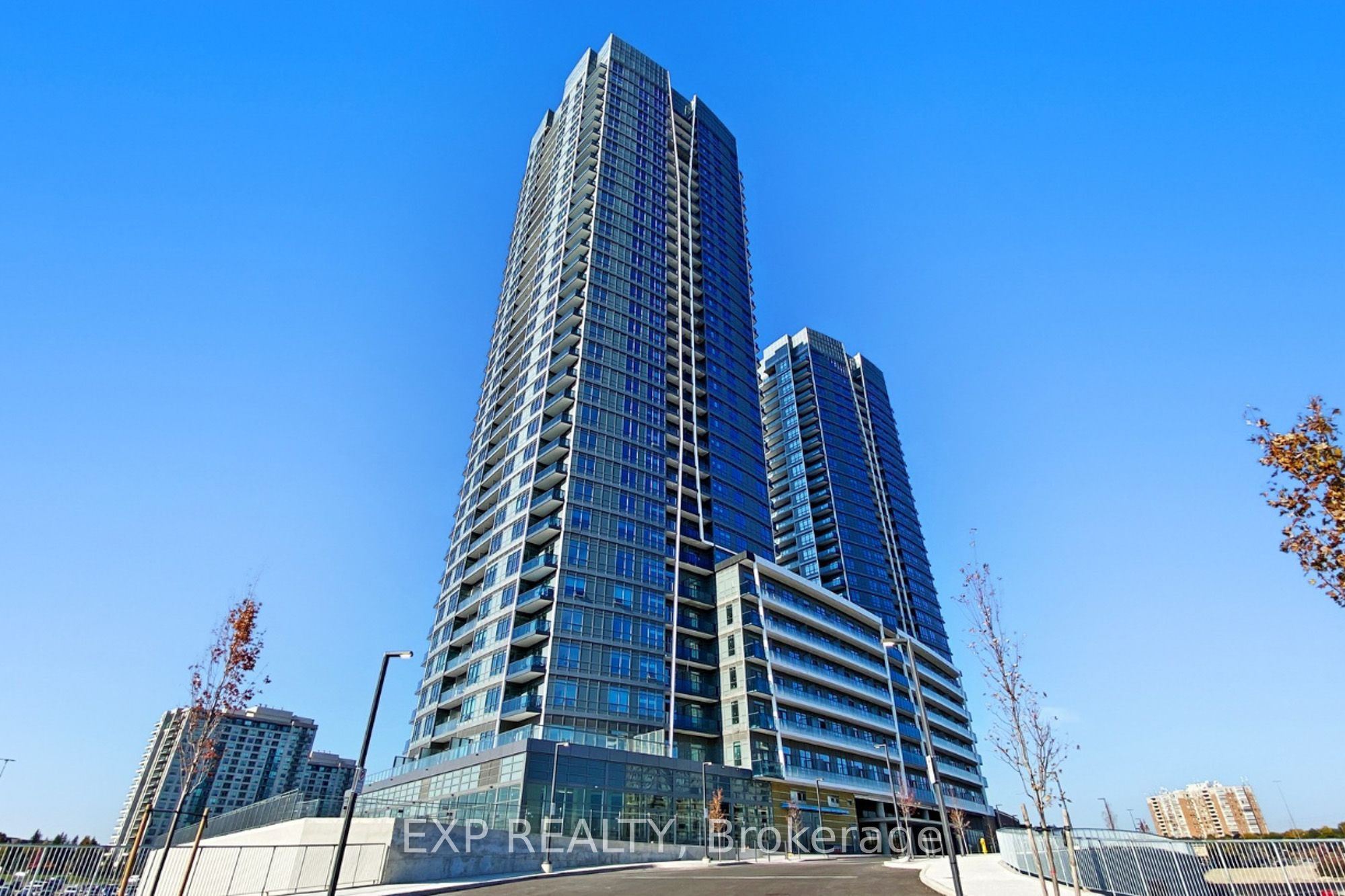 30 Upper Mall Way 2707, Vaughan, ON L4J 0L7 photo 2