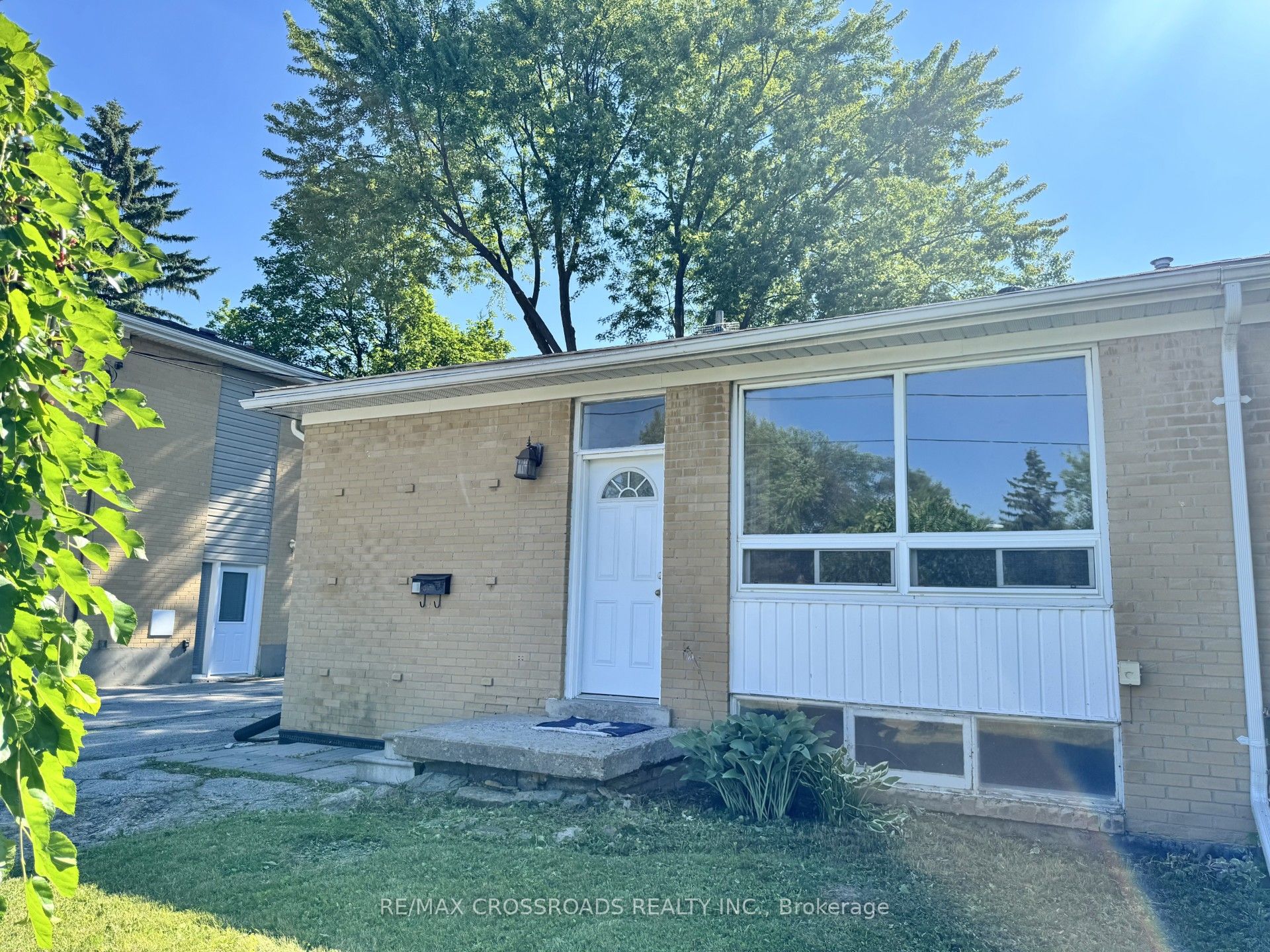 21 Davis Road Main, Aurora, ON L4G 2B4
