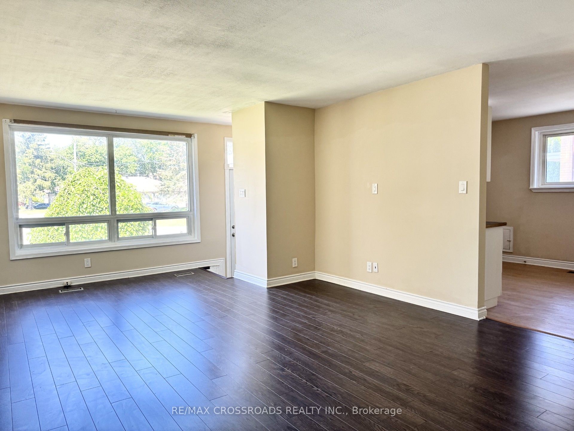 21 Davis Road Main, Aurora, ON L4G 2B4 photo 3