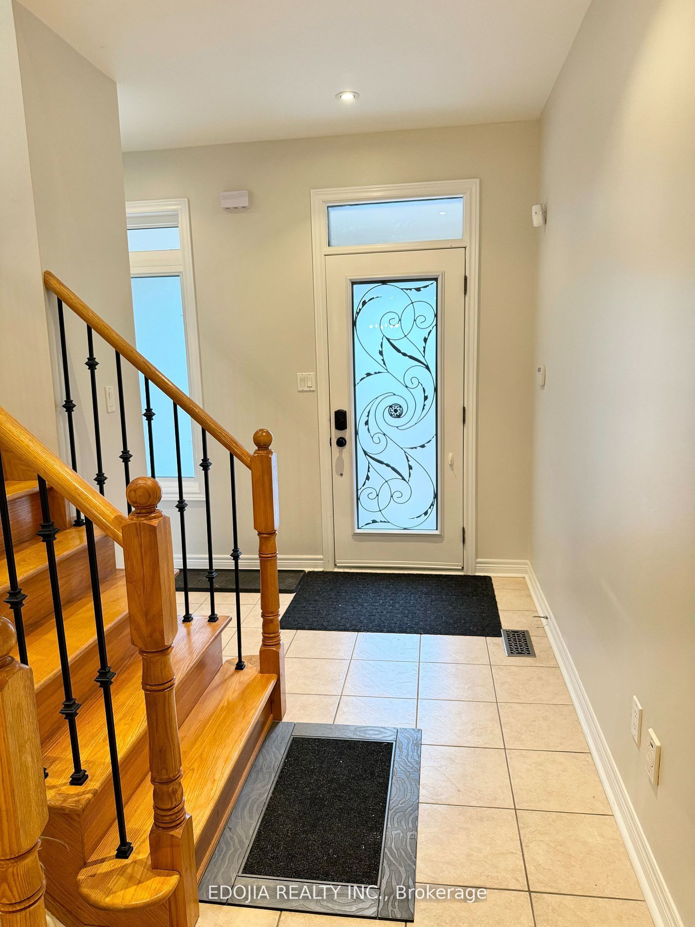 15 Catalpa Crescent Main, Vaughan, ON L6A 0R3 photo 2