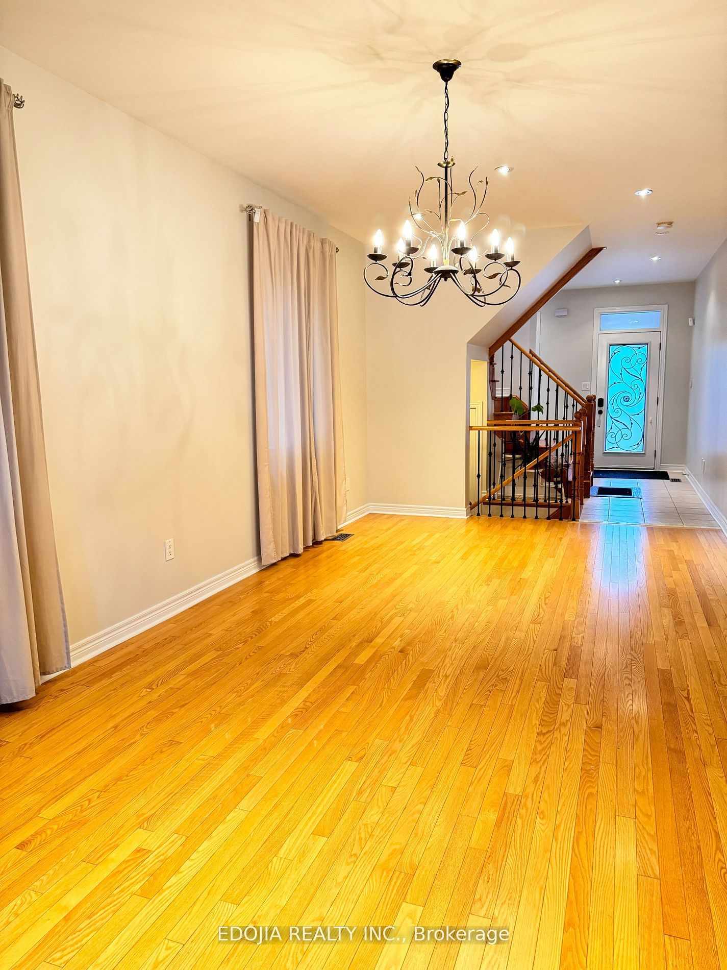 15 Catalpa Crescent Main, Vaughan, ON L6A 0R3 photo 4