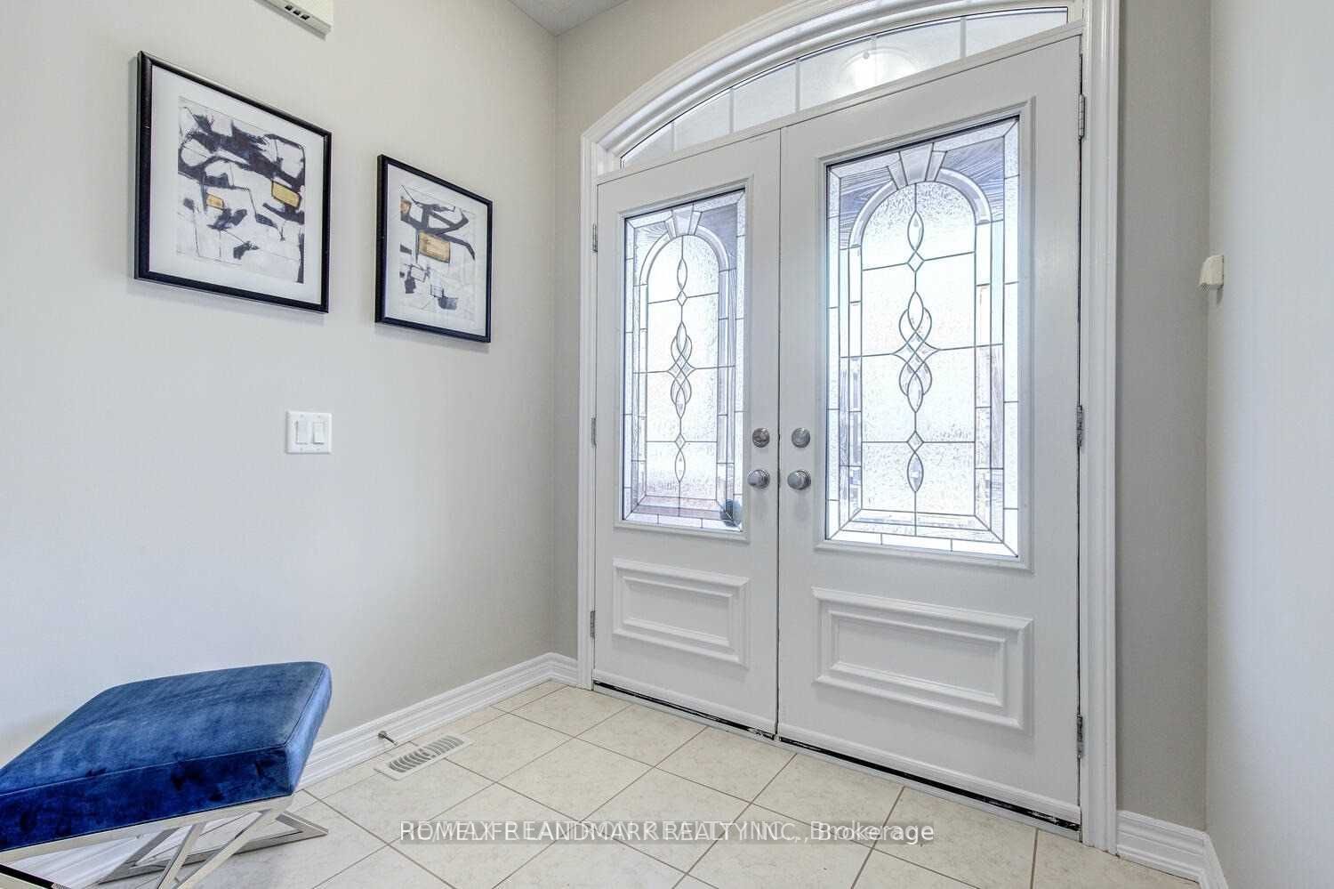 404 Lady Nadia Drive E, Vaughan, ON L6A 4E8 photo 3