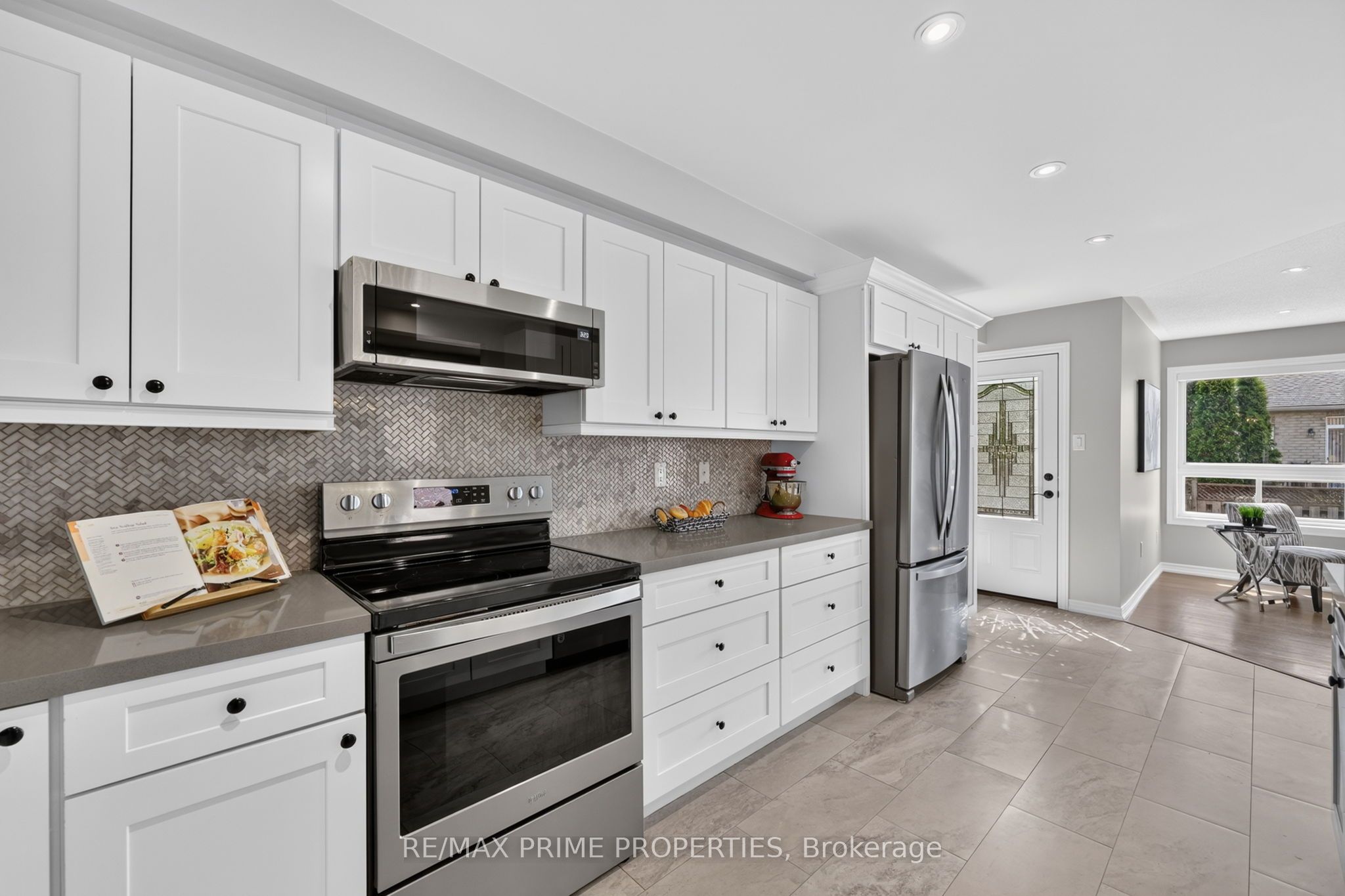 77 Margaret Graham Crescent, East Gwillimbury, ON L0G 1M0 photo 2