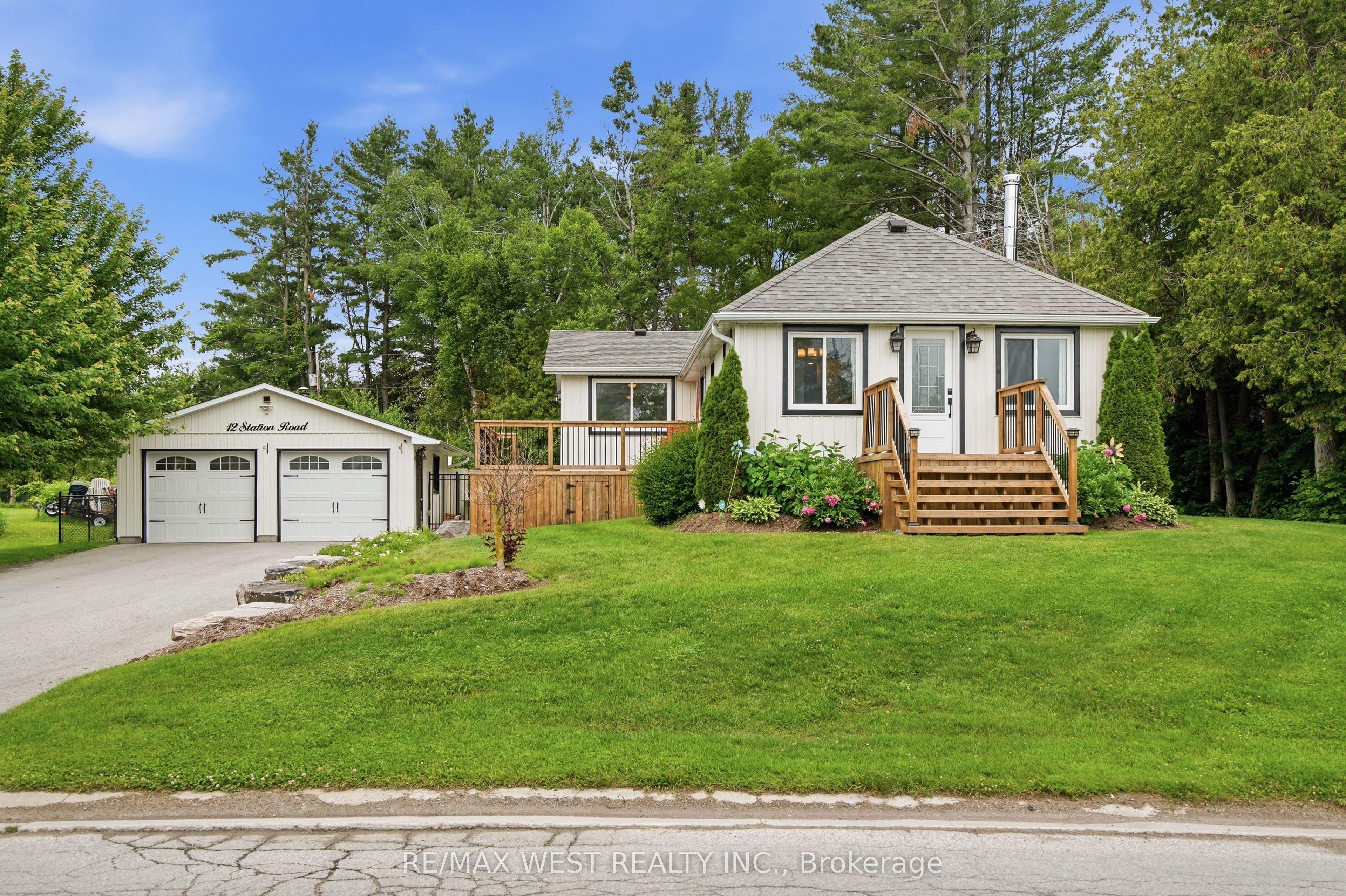 12 Station Road, Georgina, ON L0E 1N0