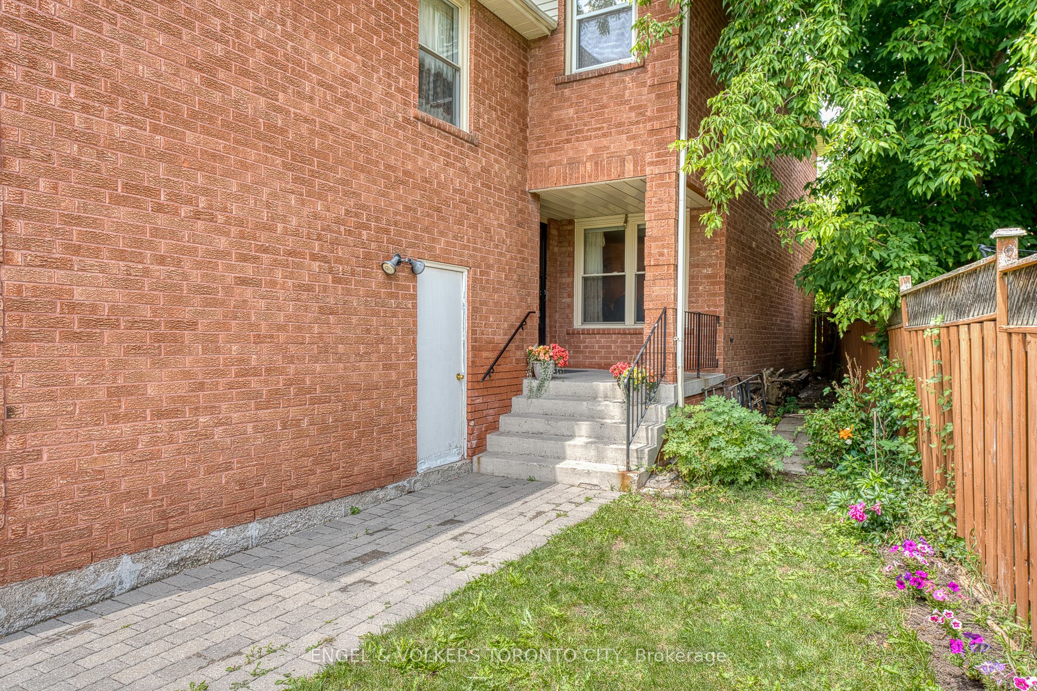 12 Millbank Court, Vaughan, ON L4J 6B9
