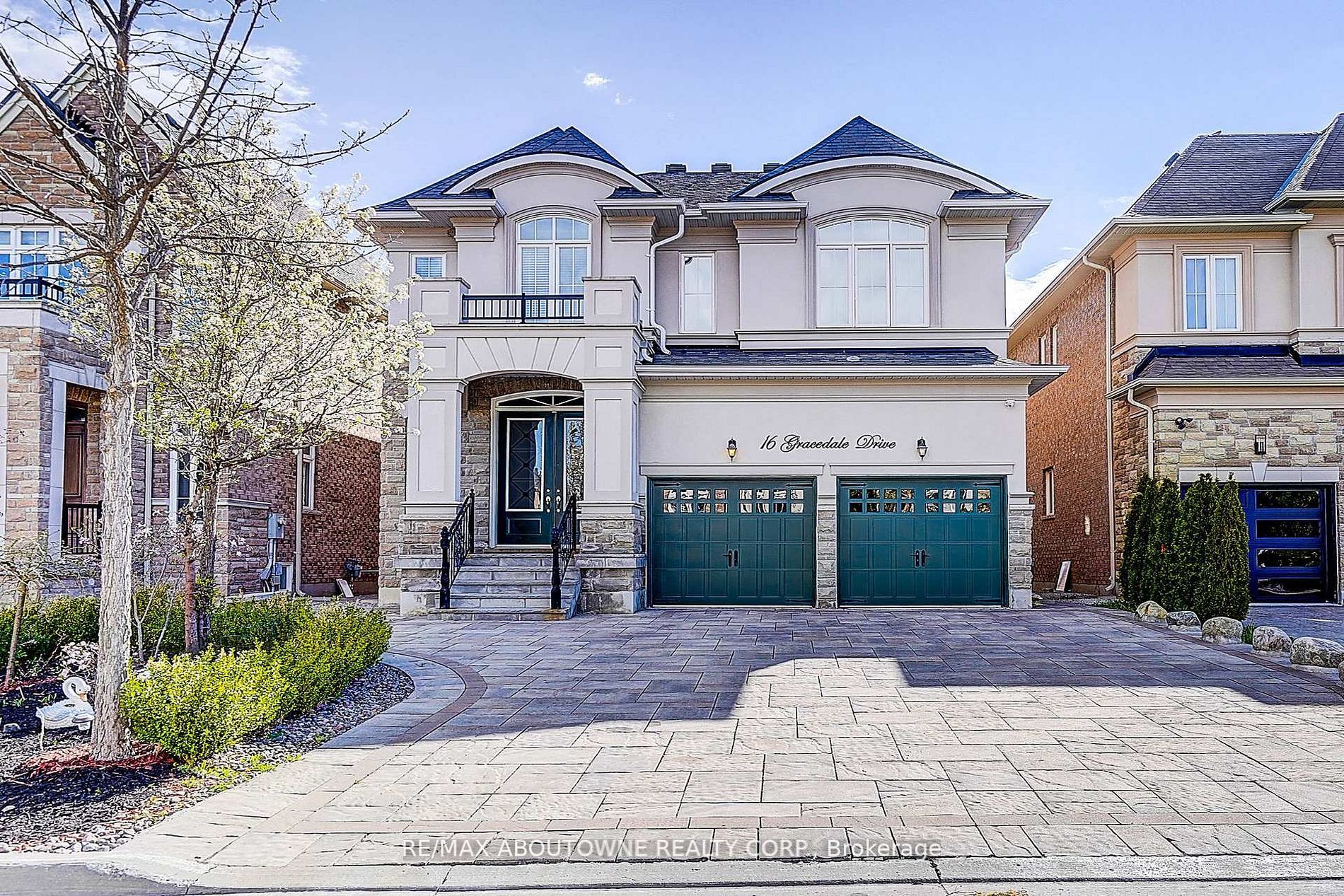 16 Gracedale Drive, Richmond Hill, ON L4C 0Y3 photo 2