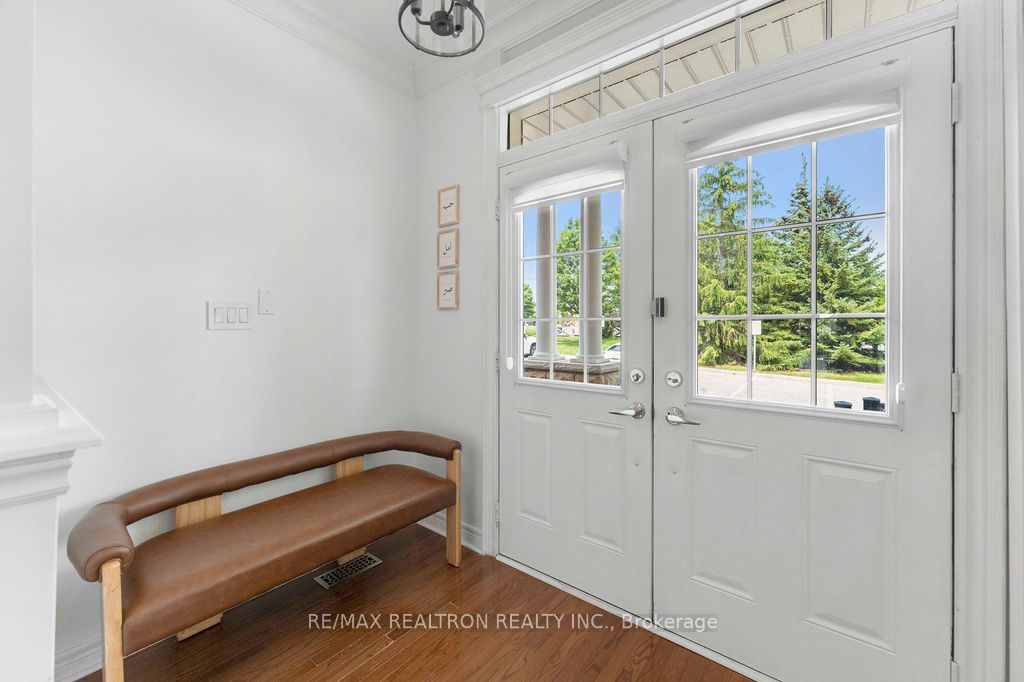 678 Skye Court, Newmarket, ON L3X 3E1 photo 2