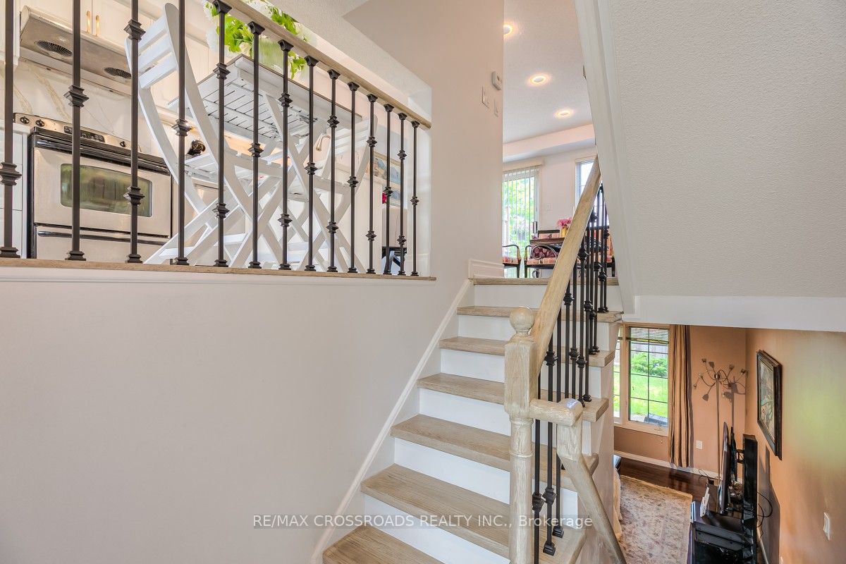 8 Larissa Court, Vaughan, ON L6A 2K8 photo 4