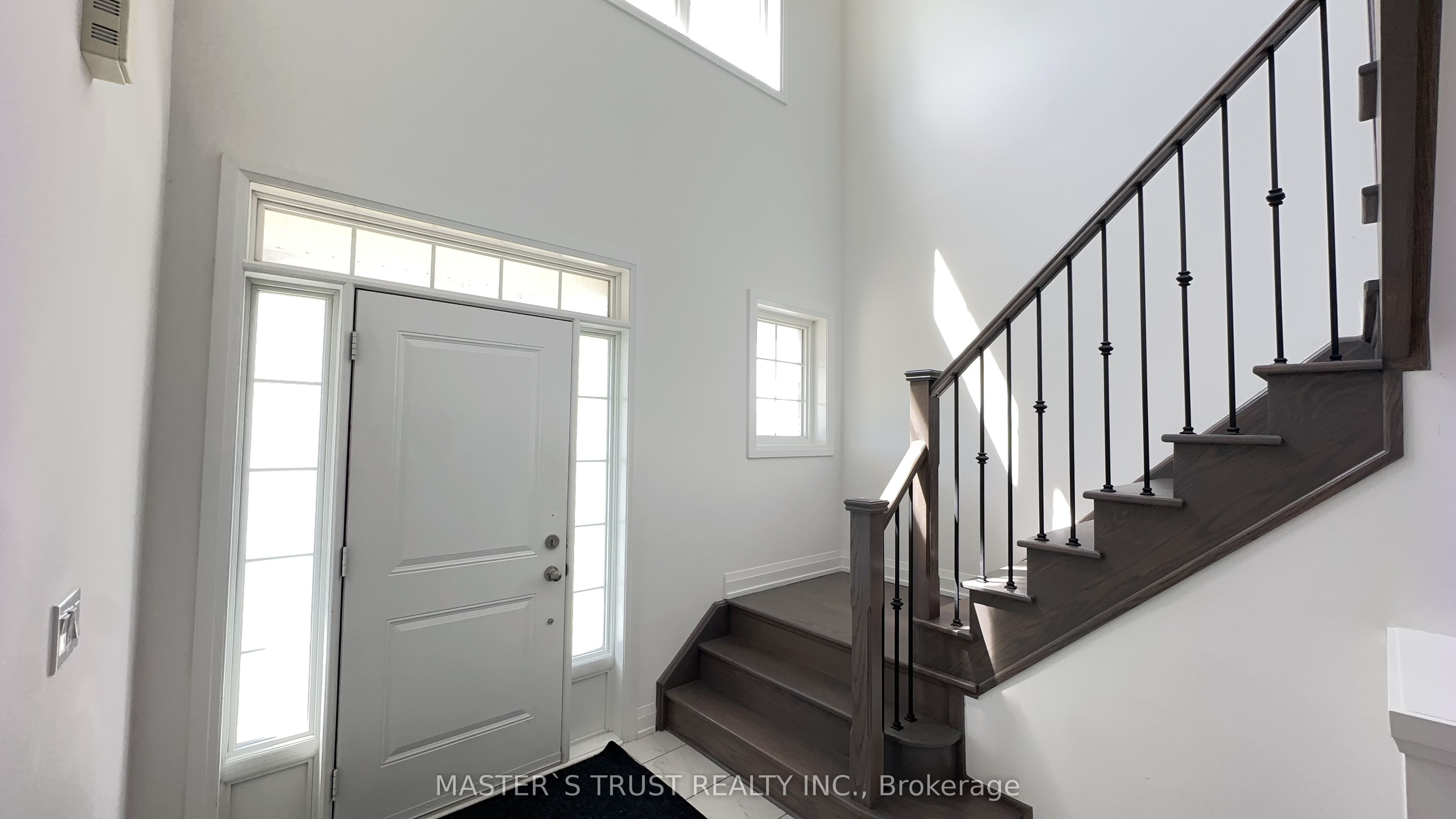 102 Frank Kelly Drive, East Gwillimbury, ON L9N 0V3 photo 2