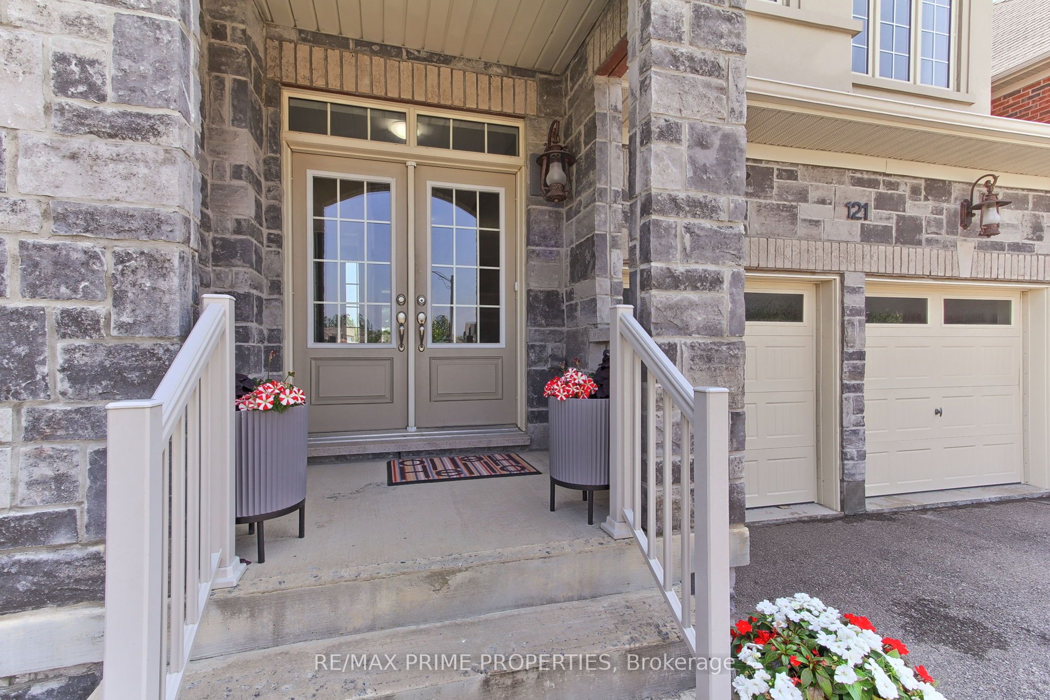 121 Robert Wilson Crescent, Georgina, ON L4P 0G8 photo 2
