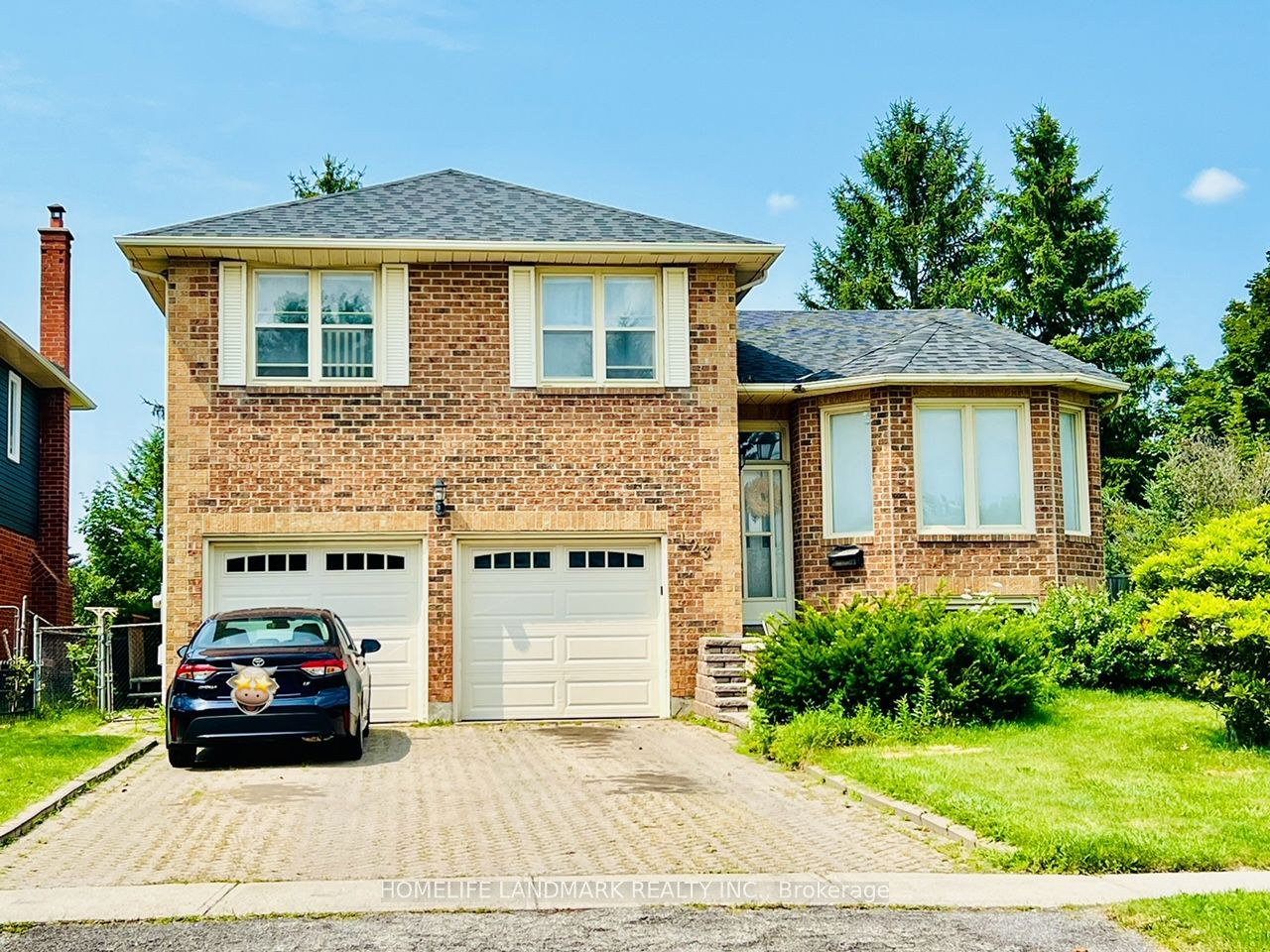 123 Crossland Gate, Newmarket, ON L3X 1A5