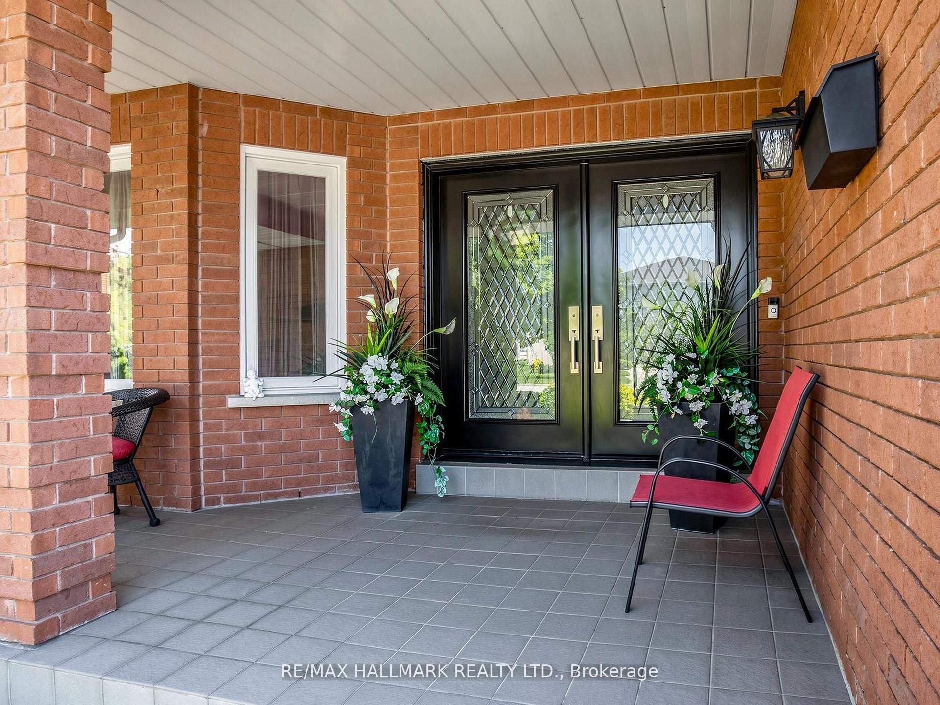 98 Arrowhead Drive, Vaughan, ON L4L 4A5 photo 2