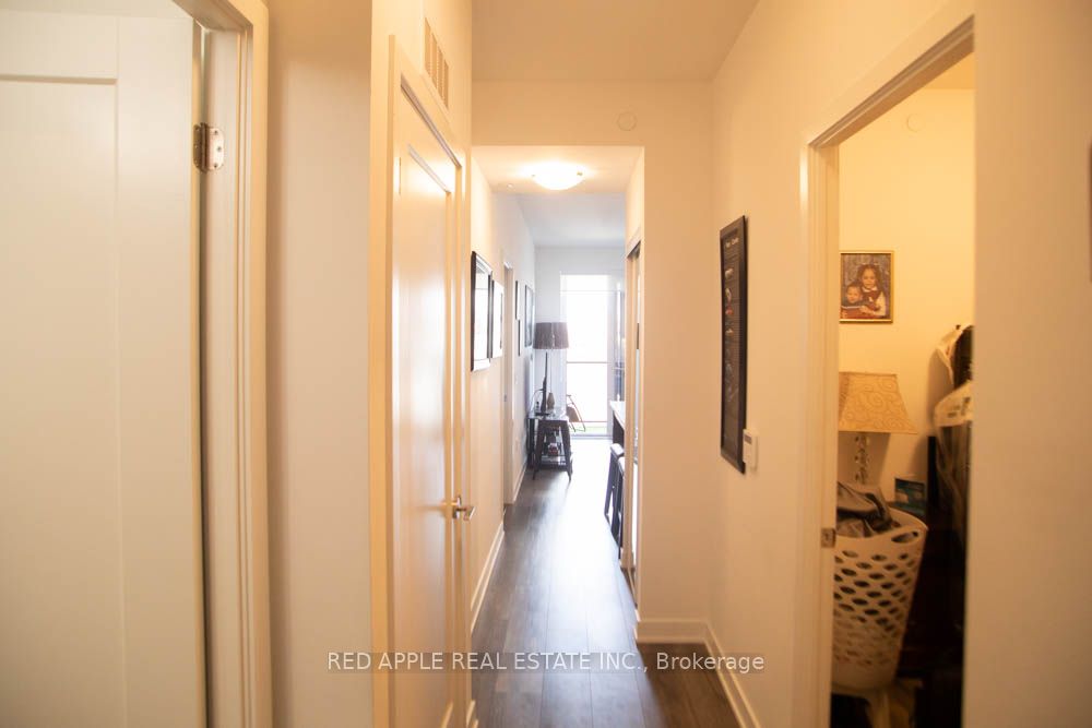 105 Oneida Crescent 1104, Richmond Hill, ON L4B 0B1 photo 2