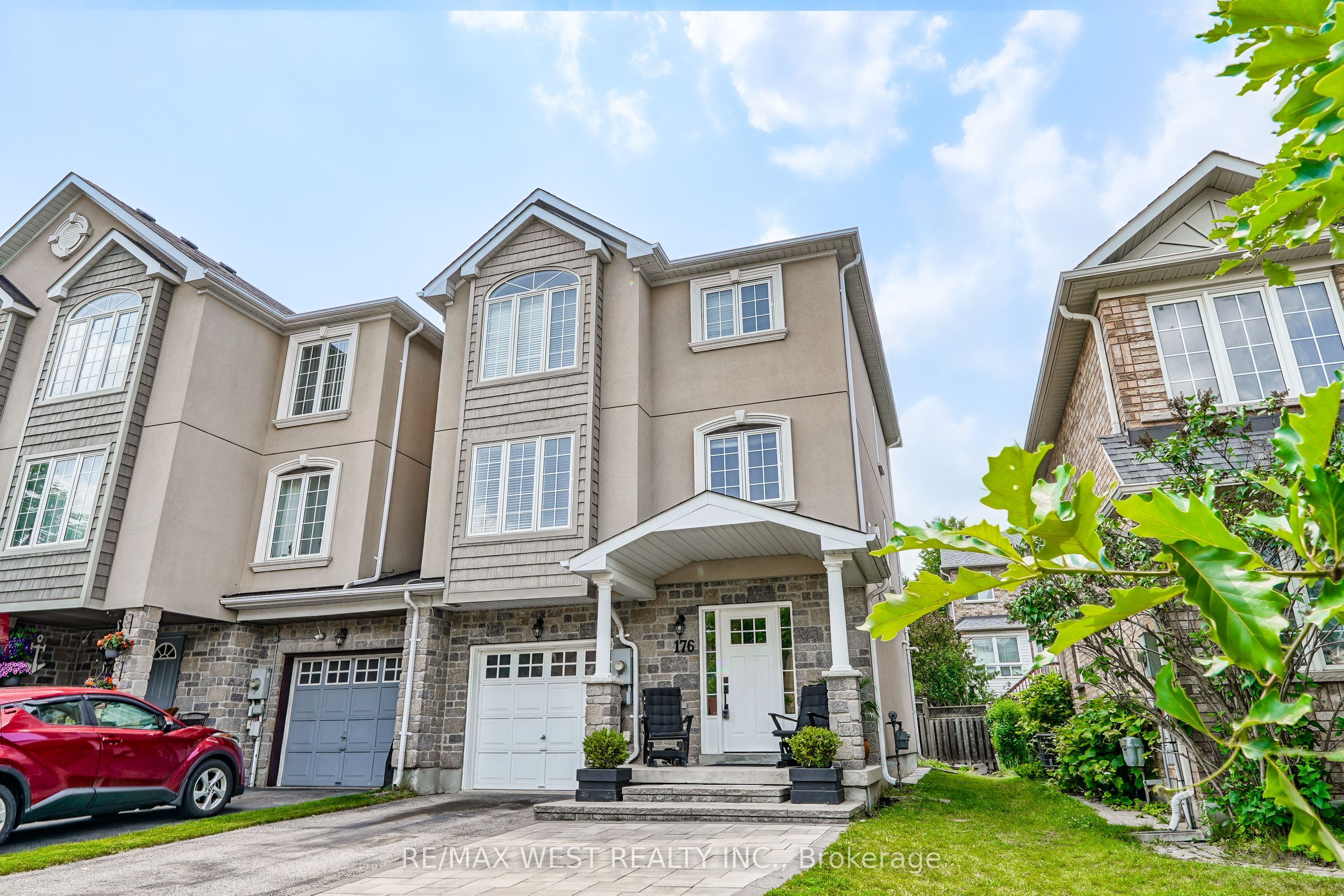 176 Gail Parks Crescent, Newmarket, ON L3X 2C3 photo 2