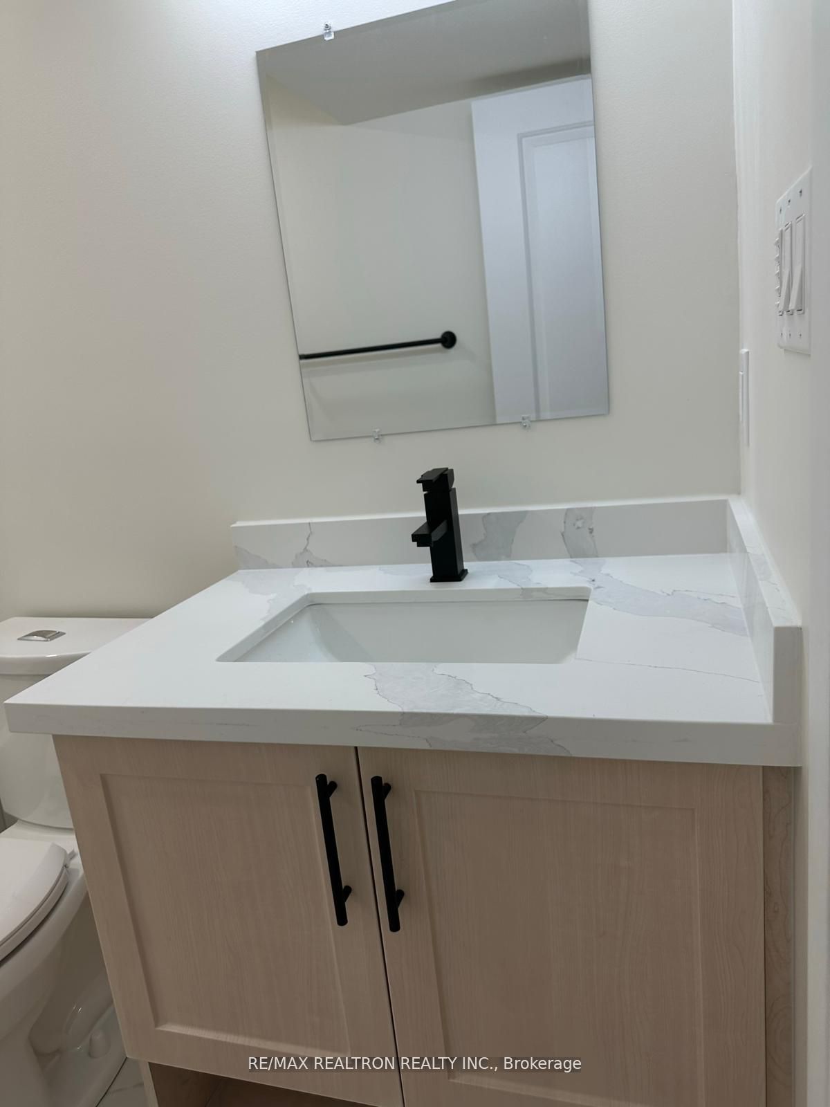 5 Elderslie Crescent Bsmnt, Vaughan, ON L0J 1C0 photo 2