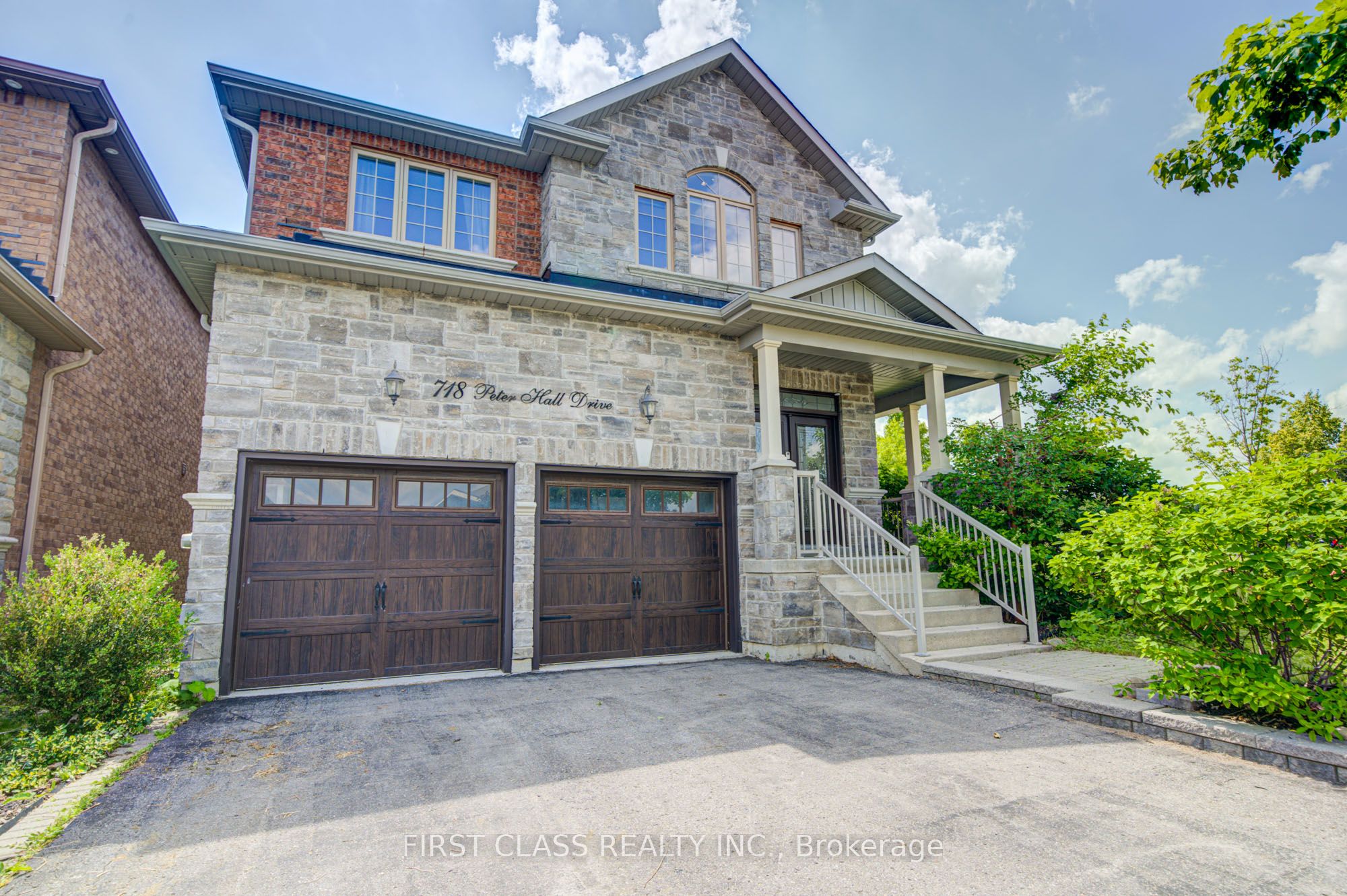 718 Peter Hall Drive, Newmarket, ON L3X 2T1 photo 2