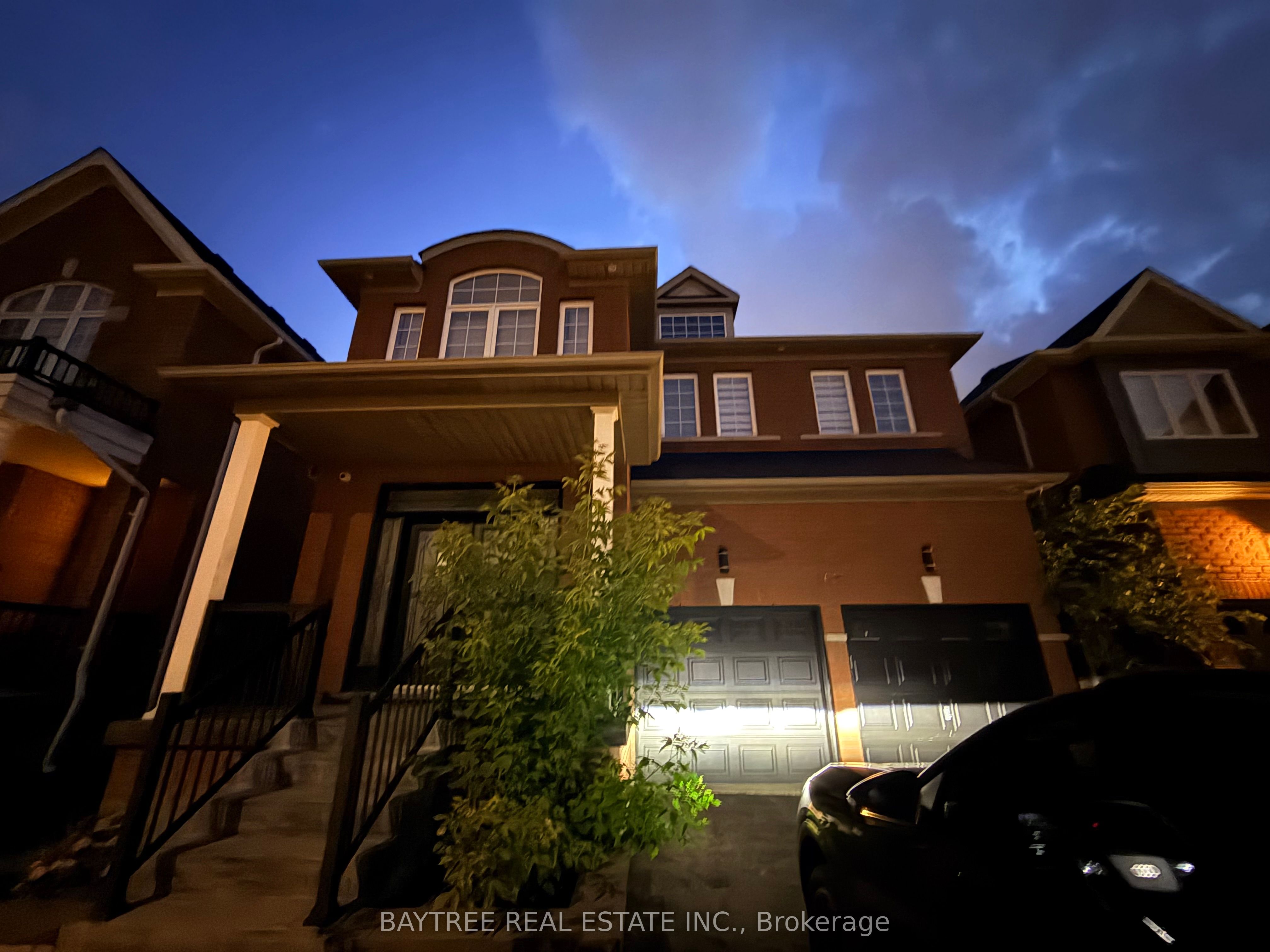 162 Bathurst Glen Drive, Vaughan, ON L4J 8Y8
