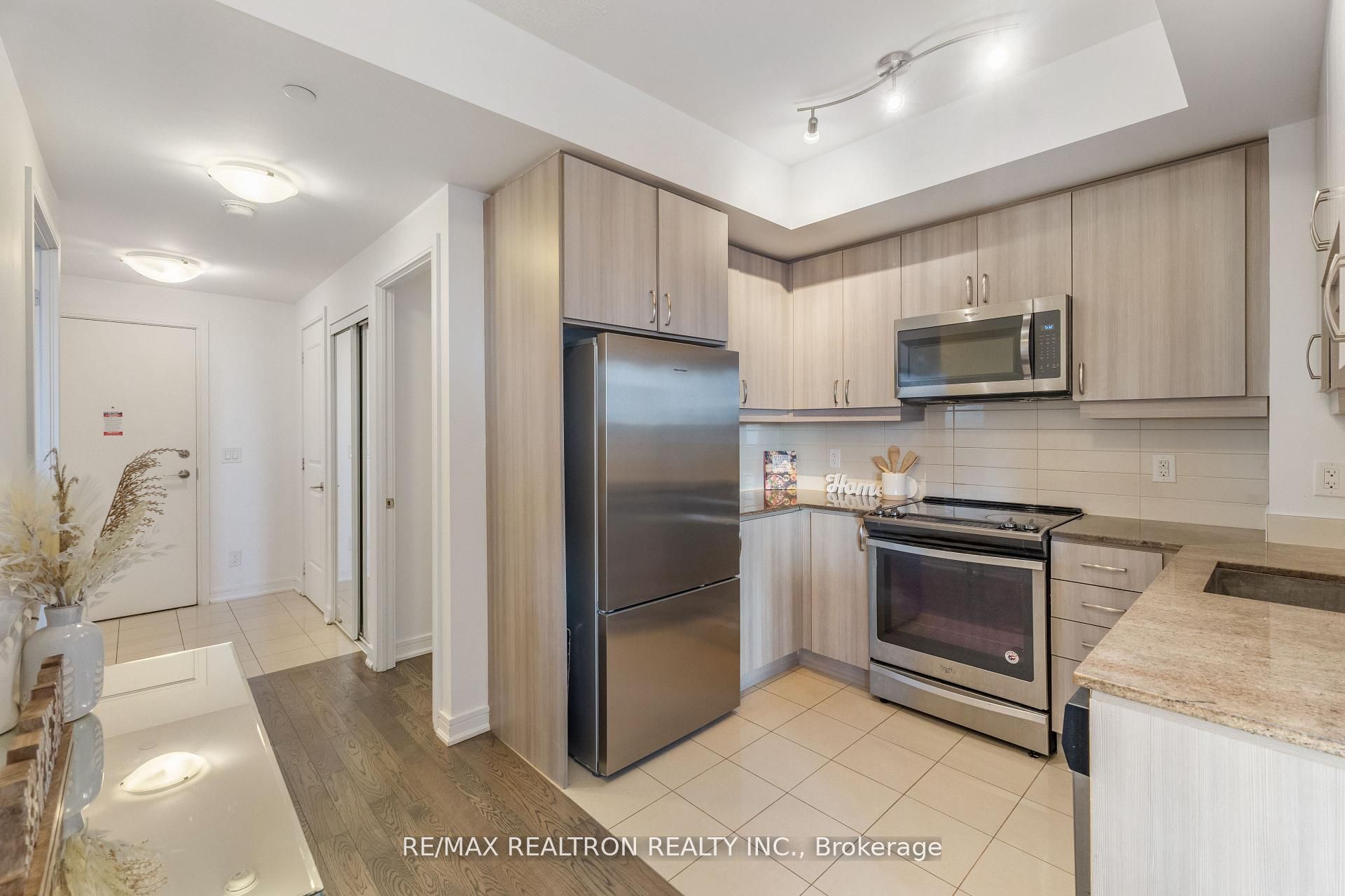 9205 Yonge Street 501, Richmond Hill, ON L4C 6Z2 photo 2