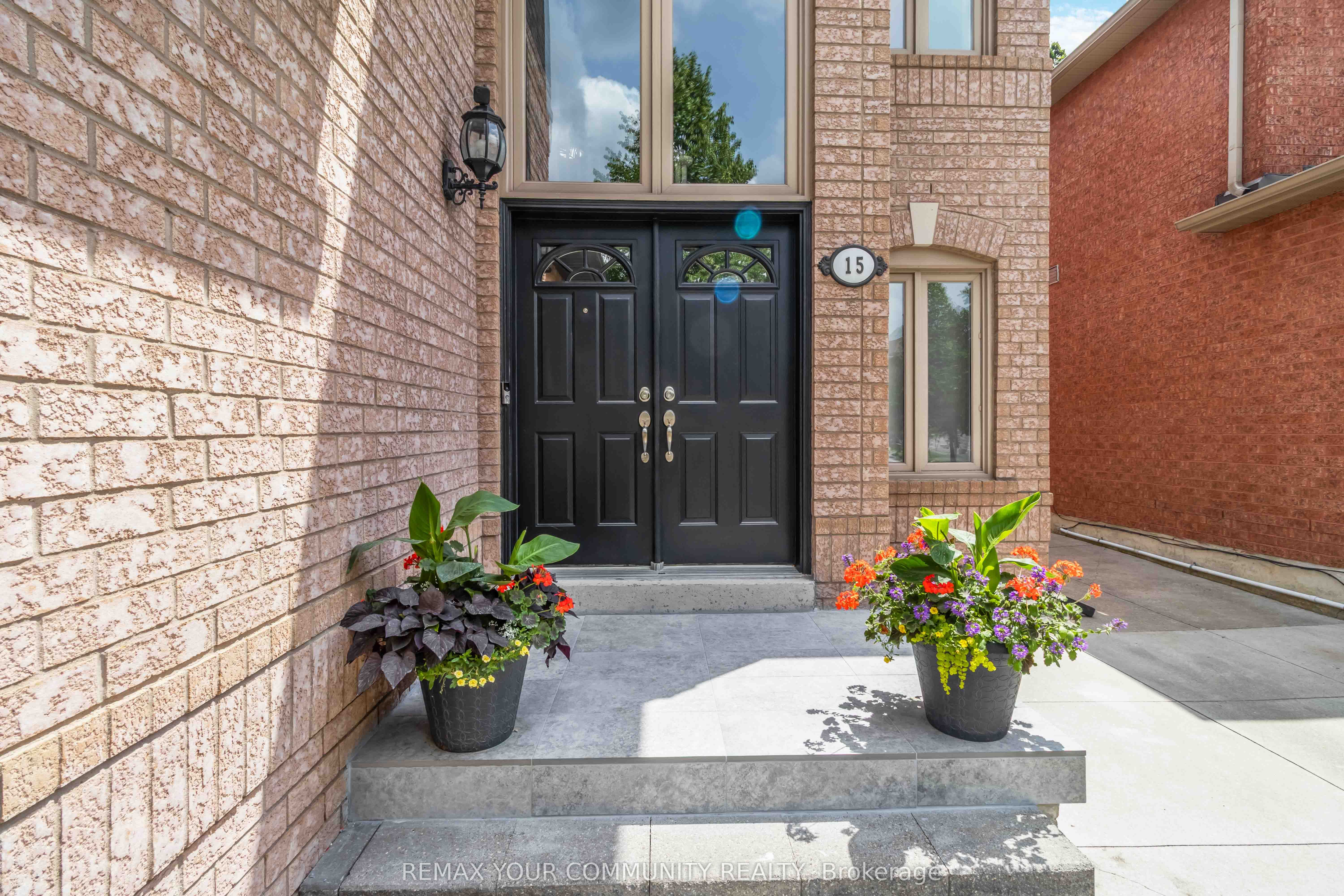 15 Klamath Court, Vaughan, ON L6A 2L7 photo 2