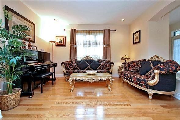 33 GOLDEN OAK Avenue, Richmond Hill, ON L4S 1Y6 photo 2