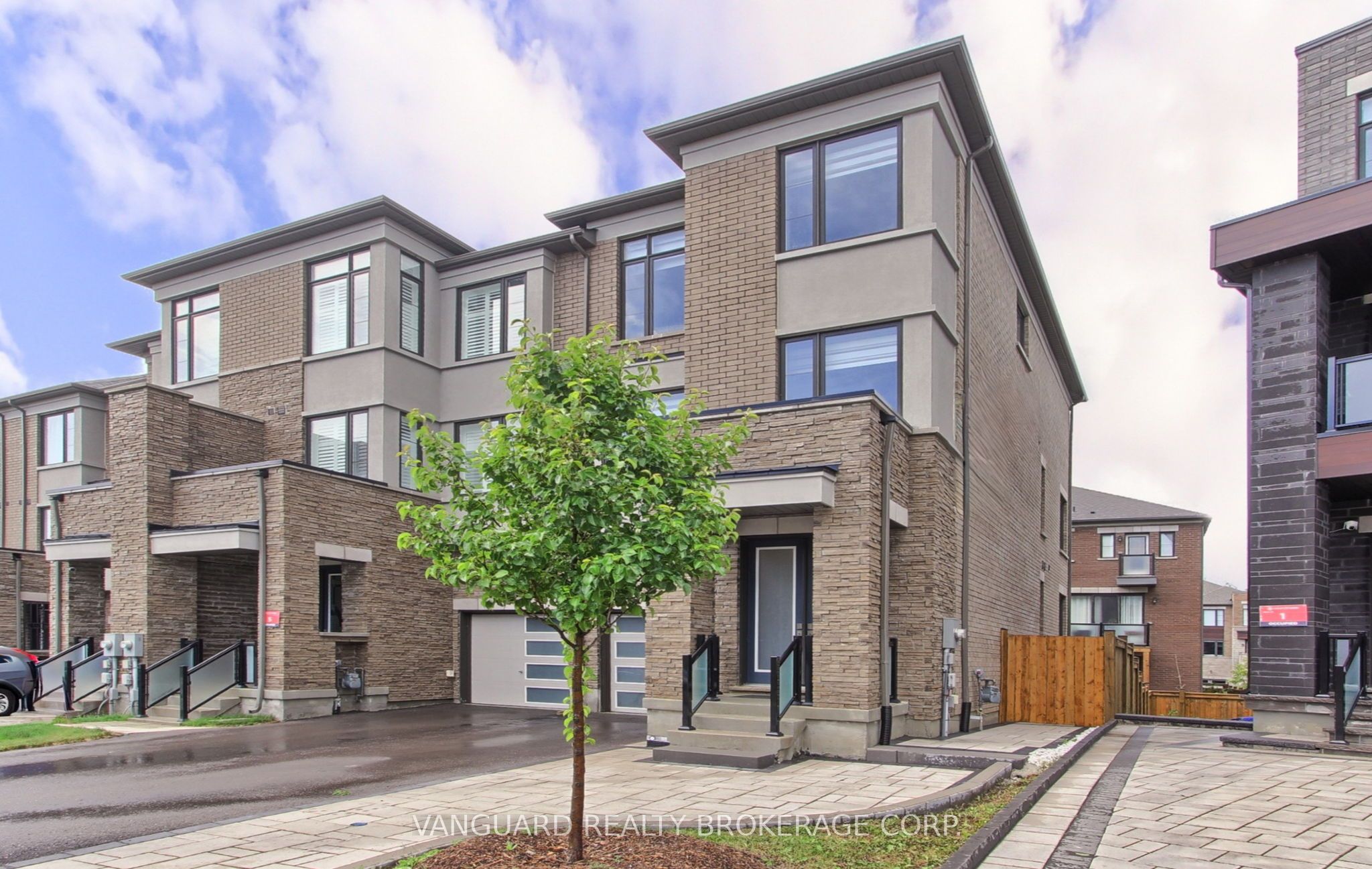 950 Isaac Phillips Way, Newmarket, ON L3X 0M7 photo 2