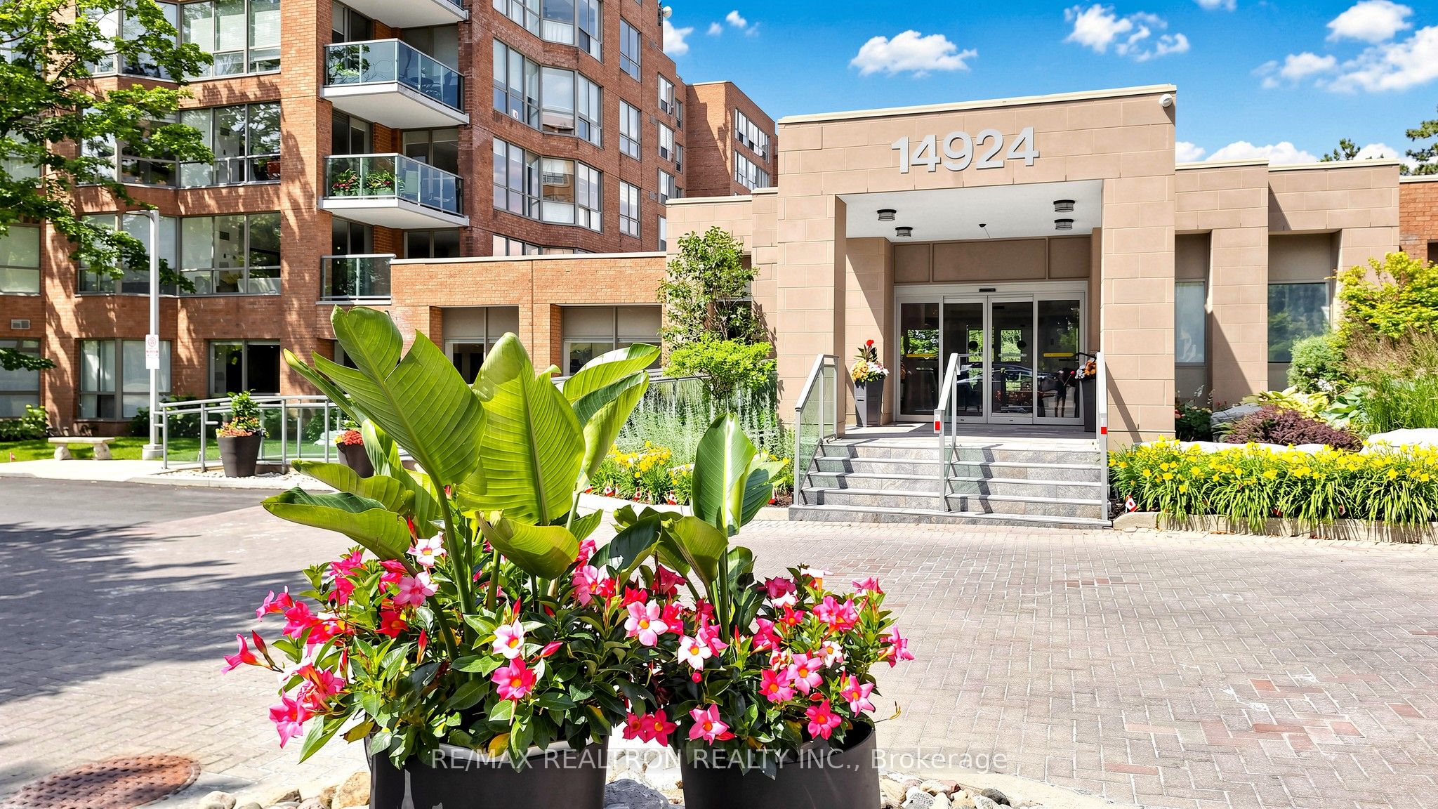 14924 Yonge Street 521, Aurora, ON L4G 1M7 photo 3