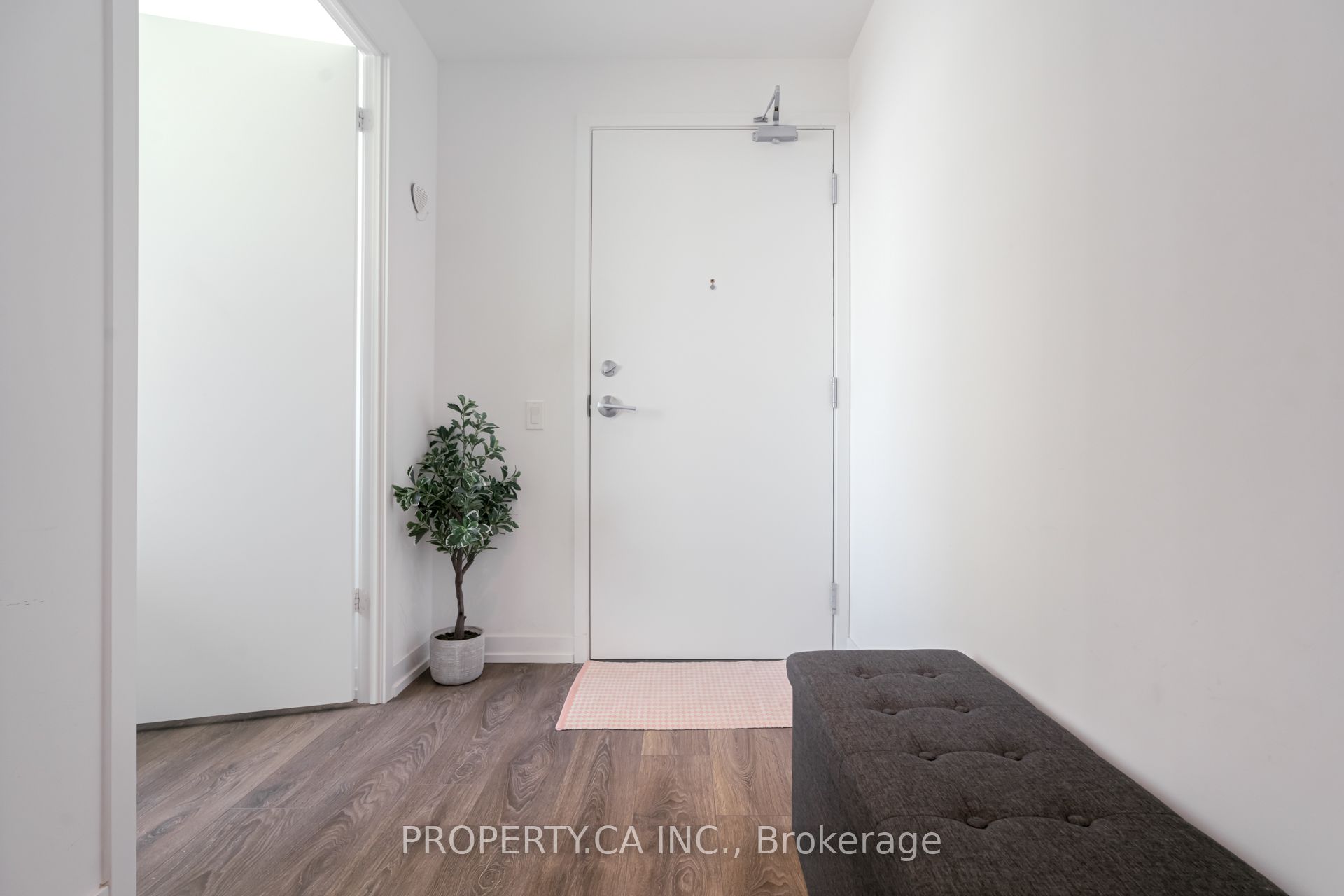 898 Portage Parkway 1602, Vaughan, ON L4K 2M7 photo 3