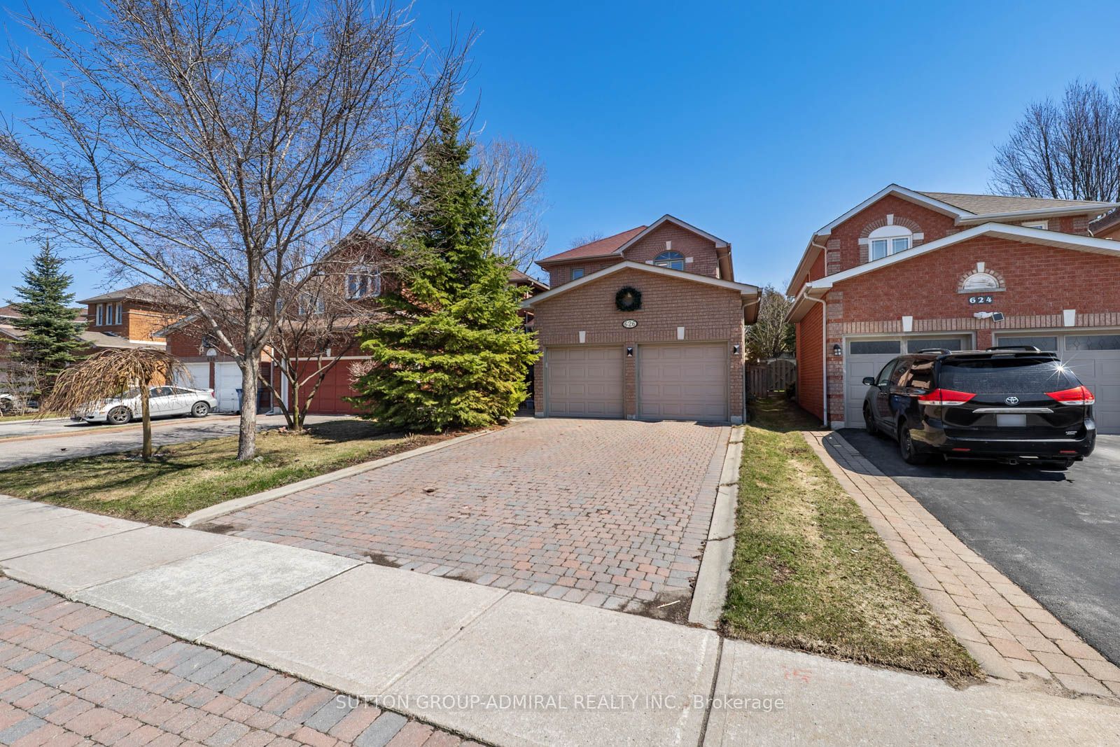 626 College Manor Drive, Newmarket, ON L3Y 8M7 photo 2