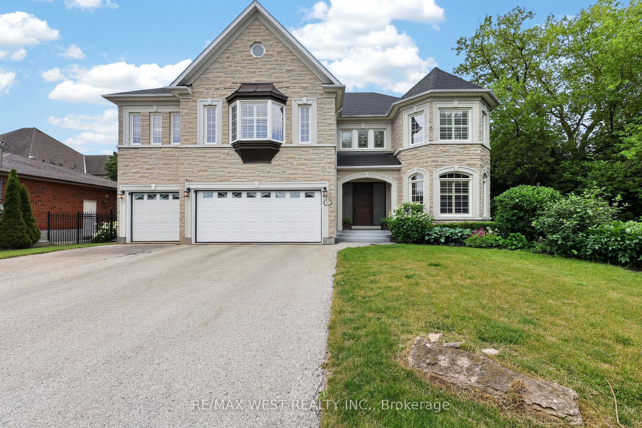 37 Maple Grove Avenue, Richmond Hill, ON L4E 2V1 photo 2
