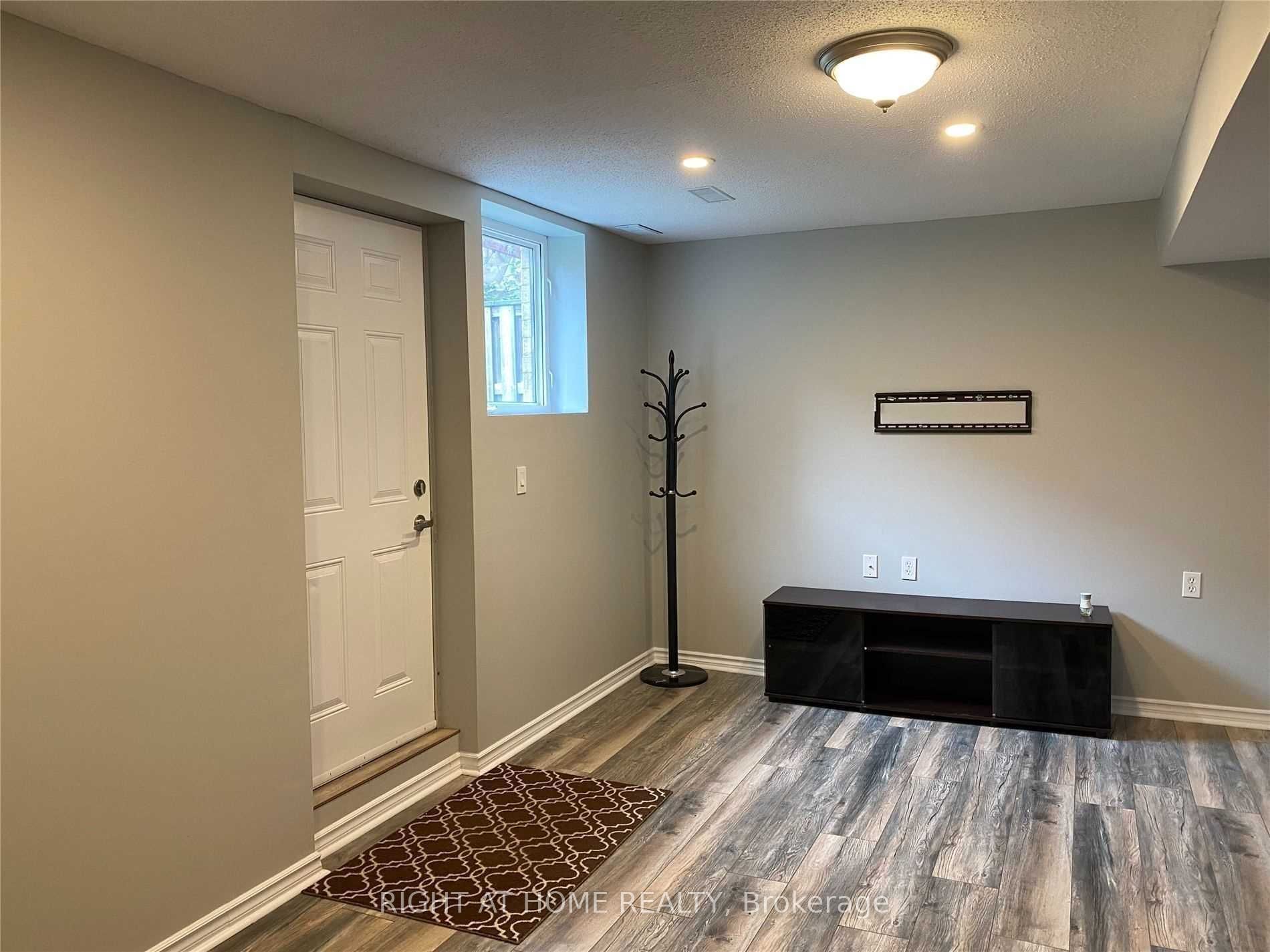 223 Woodspring Avenue Bsmt, Newmarket, ON L3X 3J4 photo 2
