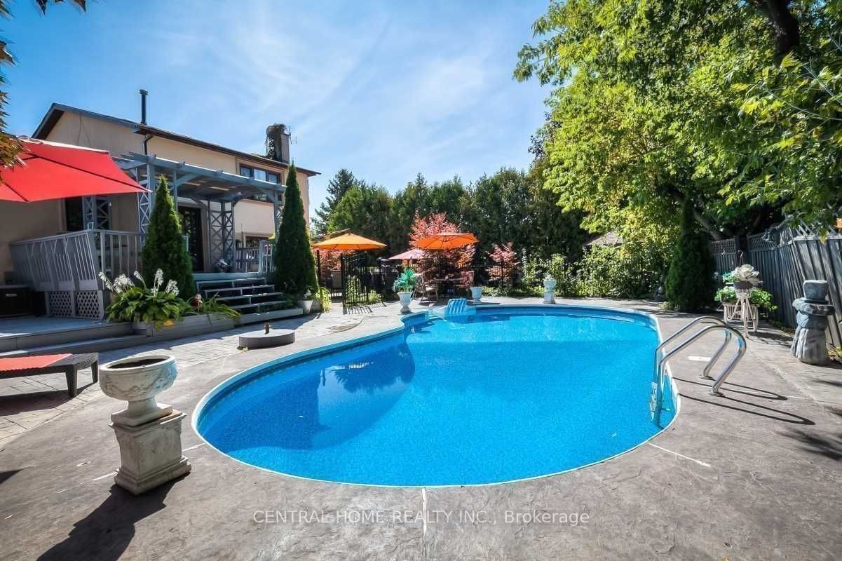 18 Mayvern Crescent, Richmond Hill, ON L4C 5J4 photo 2