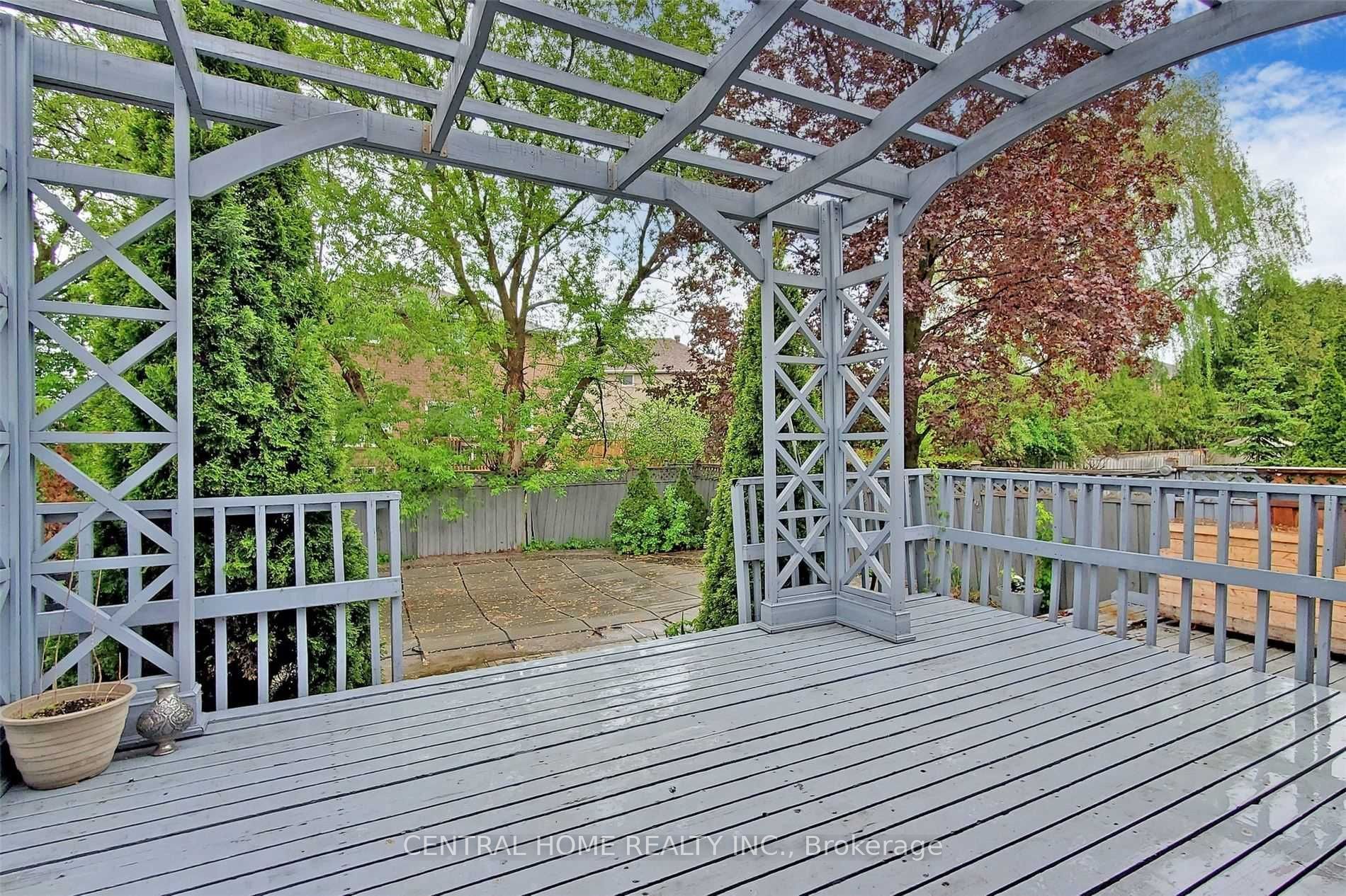 18 Mayvern Crescent, Richmond Hill, ON L4C 5J4 photo 3